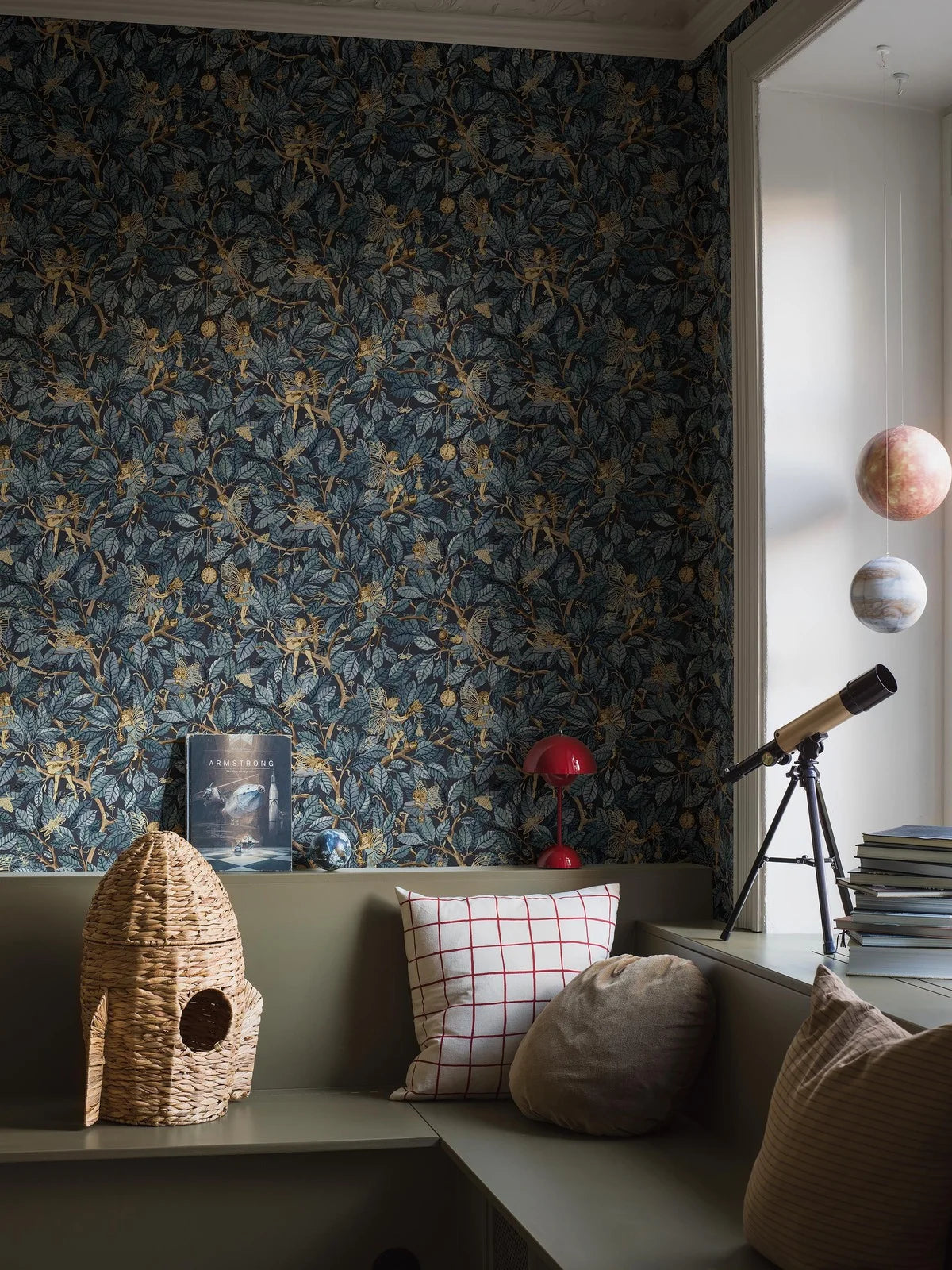 Dětská tapeta s pohádkovým motivem víl FAIRIES tmavě modrá