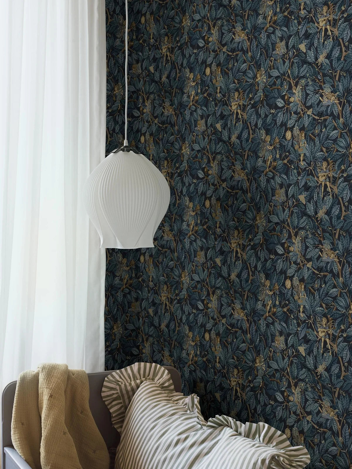 Dětská tapeta s pohádkovým motivem víl FAIRIES tmavě modrá