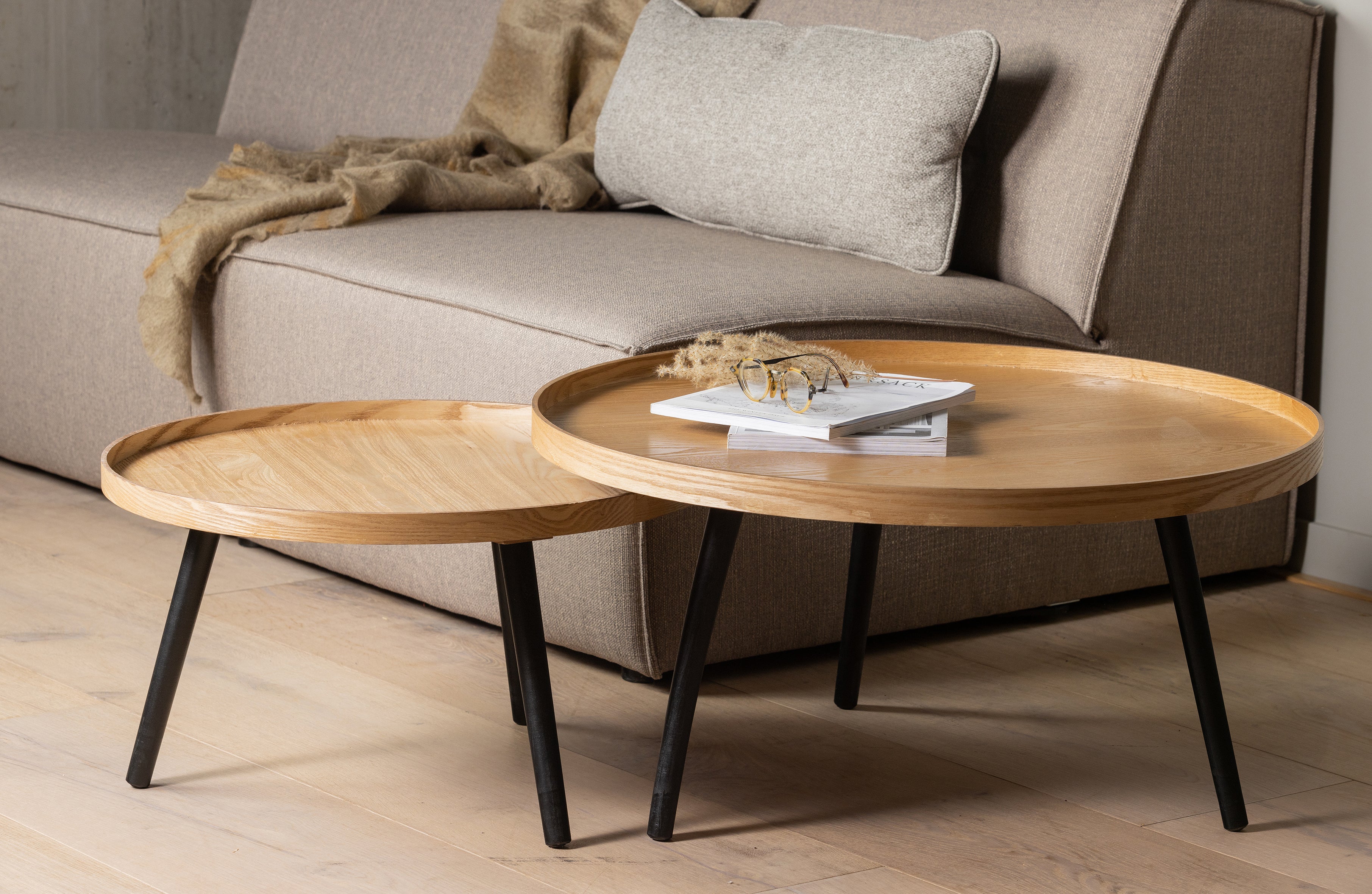 Stolik boczny MESA drewniany z czarną podstawą Woood Eye on Design