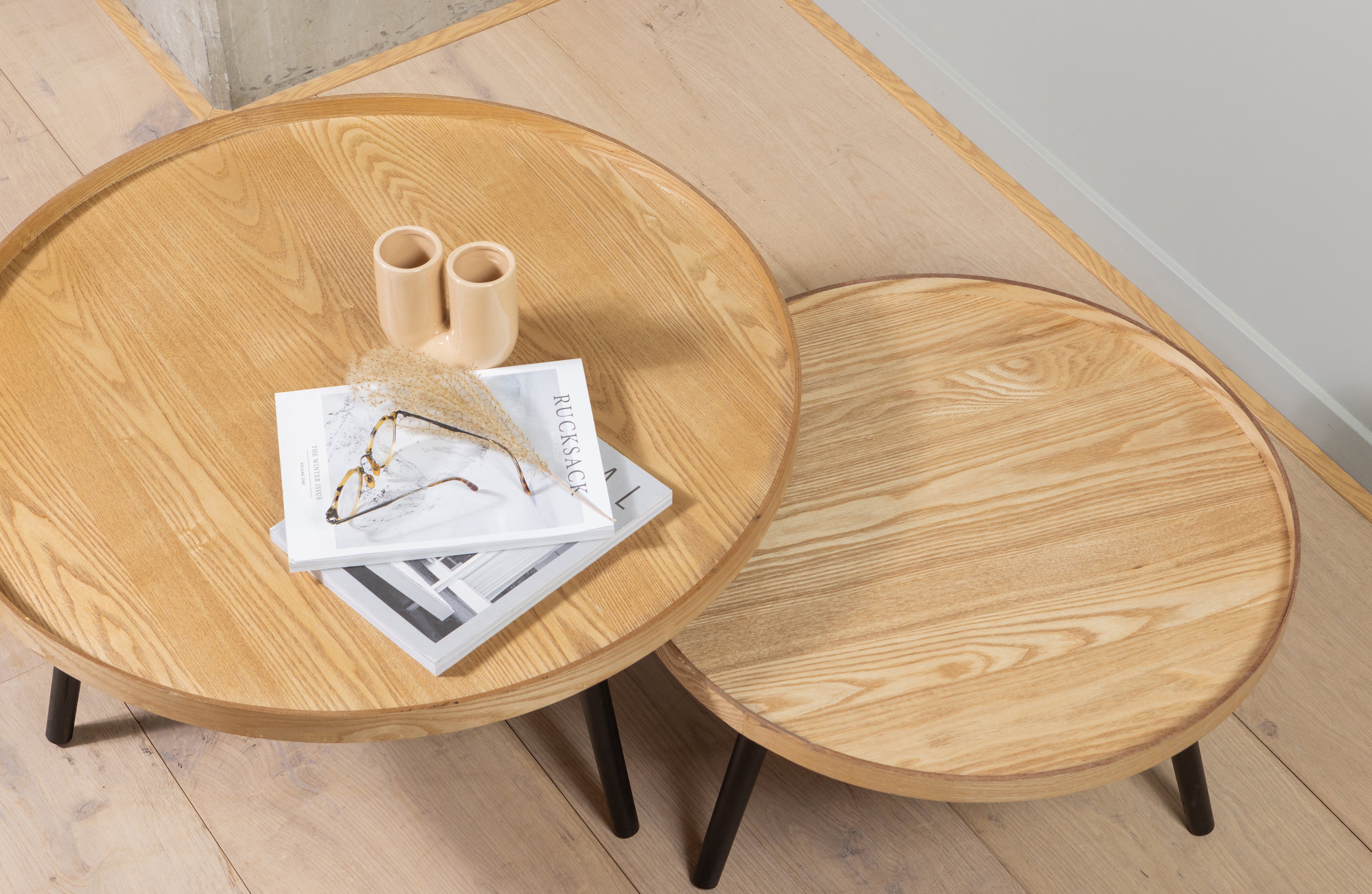 Stolik boczny MESA drewniany z czarną podstawą Woood Eye on Design