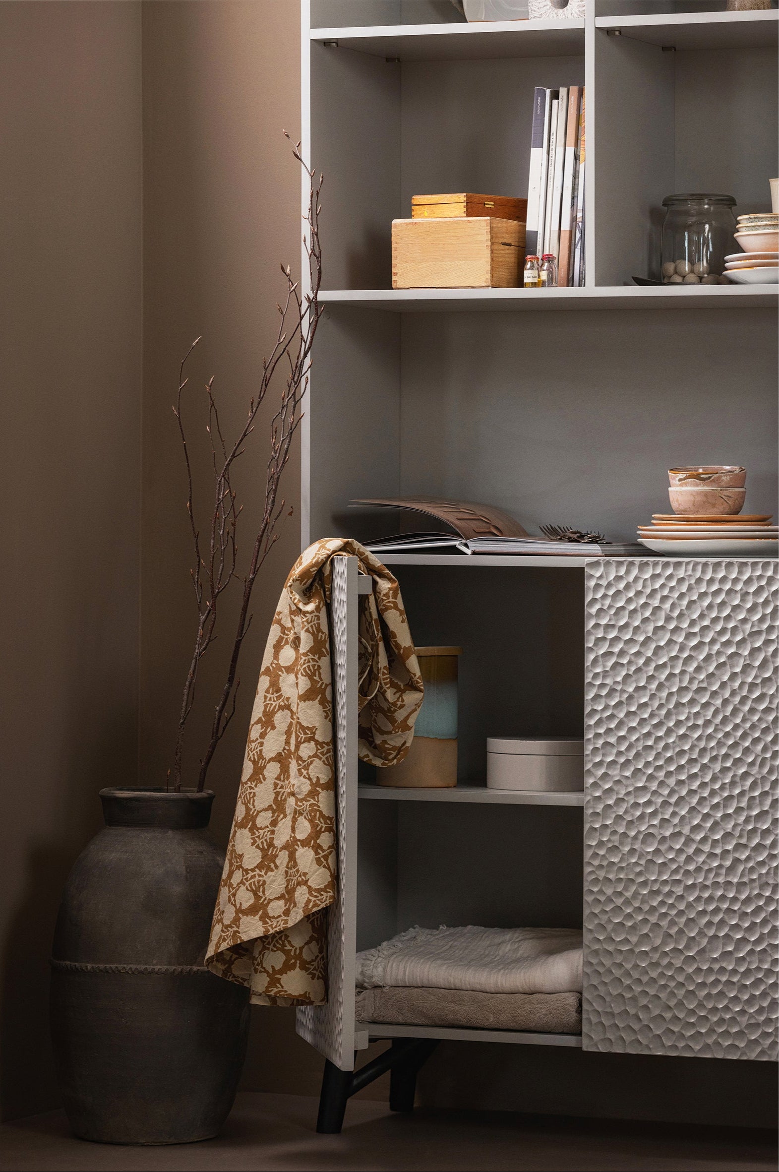 Regál CARVED šedé mango dřevo