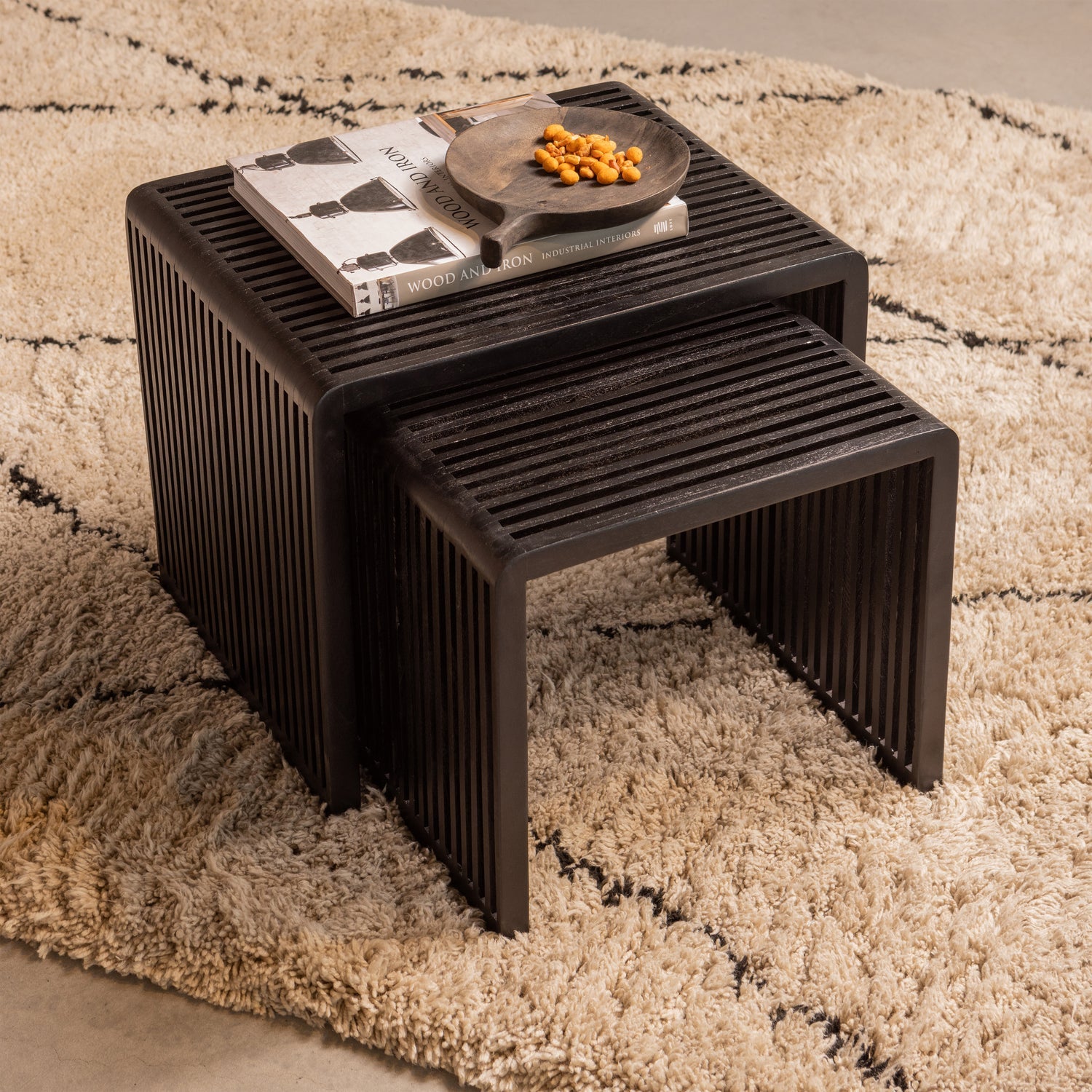 Sada stolků WILLA černé recyklované dřevo