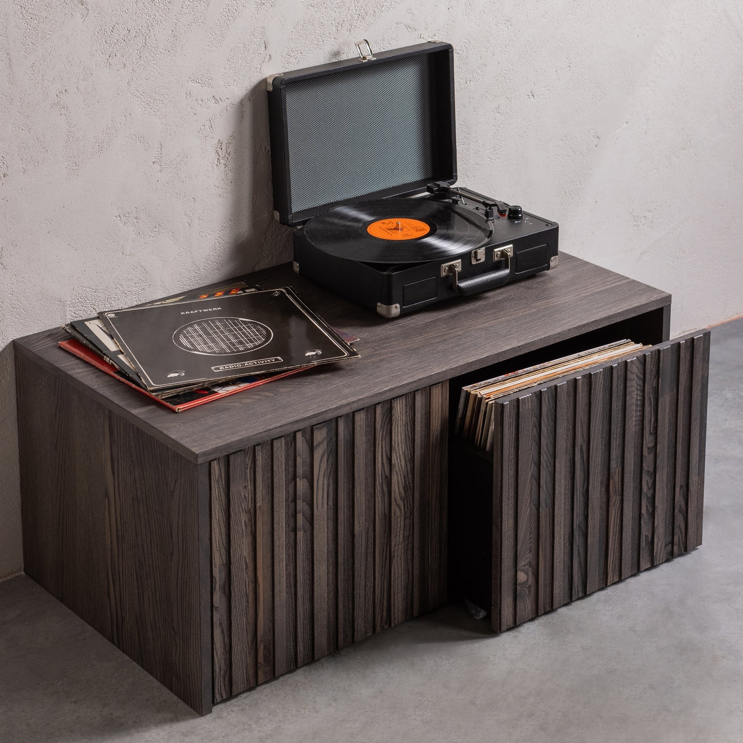 Bench with gravure gray -brown ash veneer