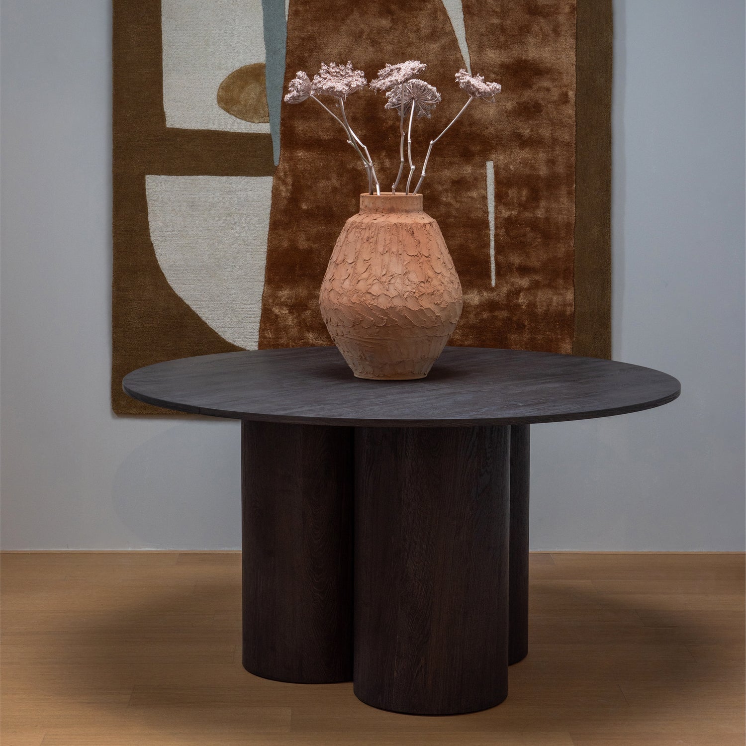 Kulatý stůl OONA tmavě hnědý