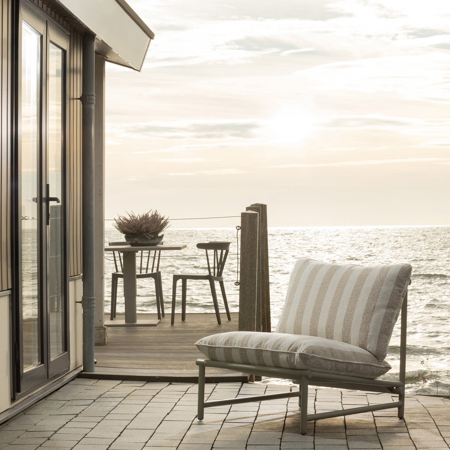 Zahradní křeslo ELVO bílé s pískovým potahem