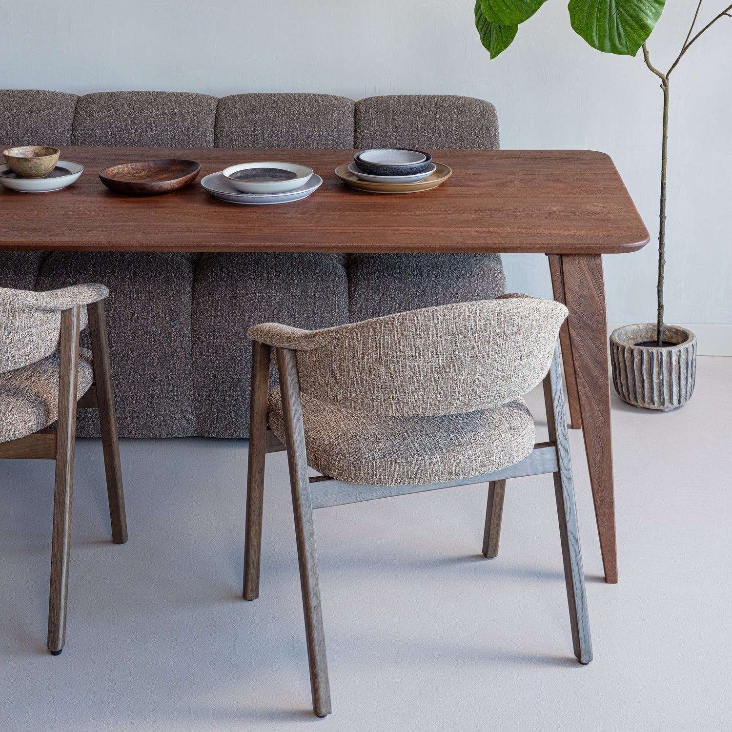 RUBO Mango Wood Table