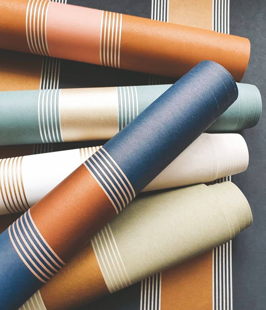 Tapeta s geometrickým vzorem pruhy AUTEUIL - CELADON/DORE seledynová se zlatou