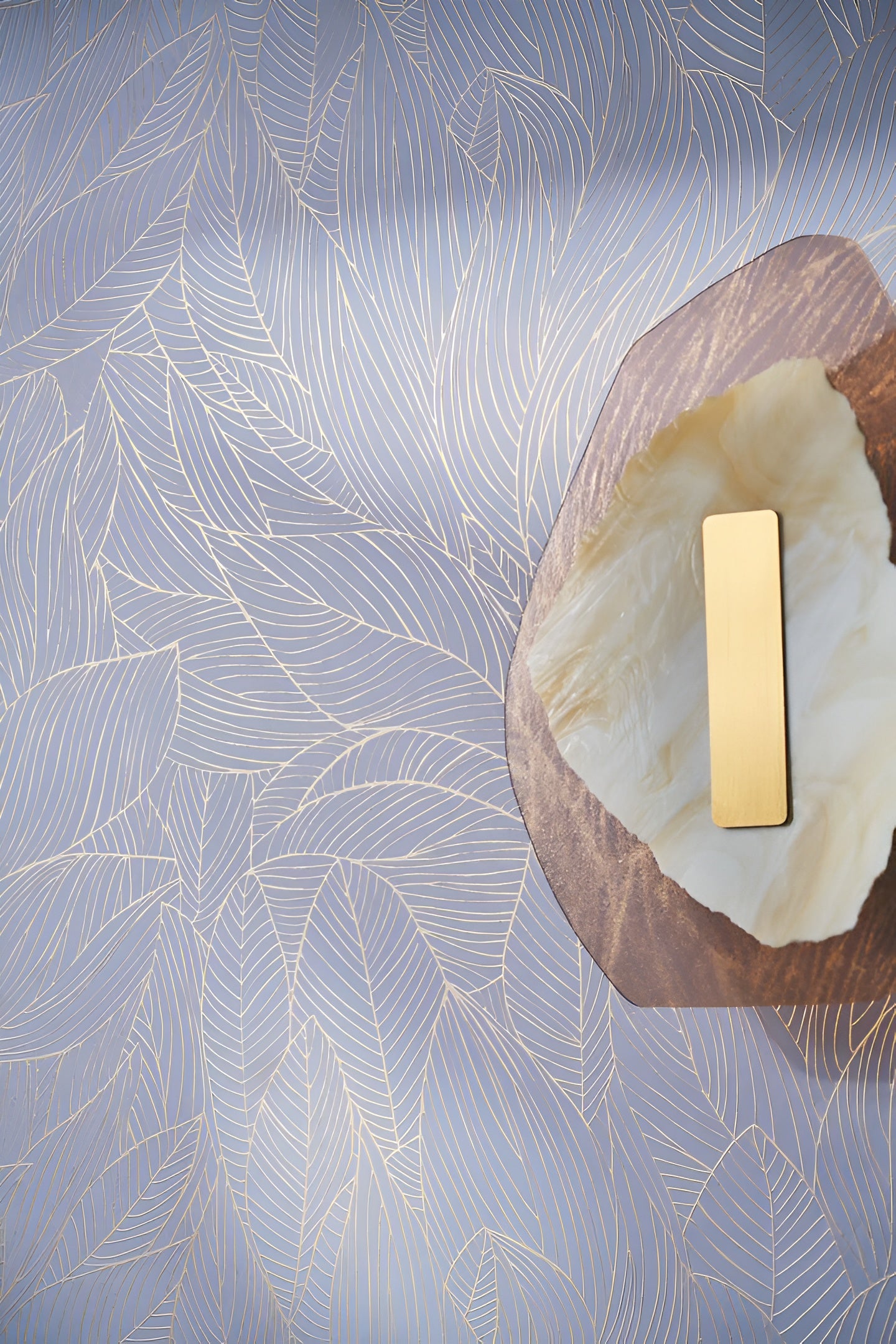 Wallpaper with a plant motif of leaves featuring a metallic effect HOSTA - LILAS/DORÉ lilac with gold