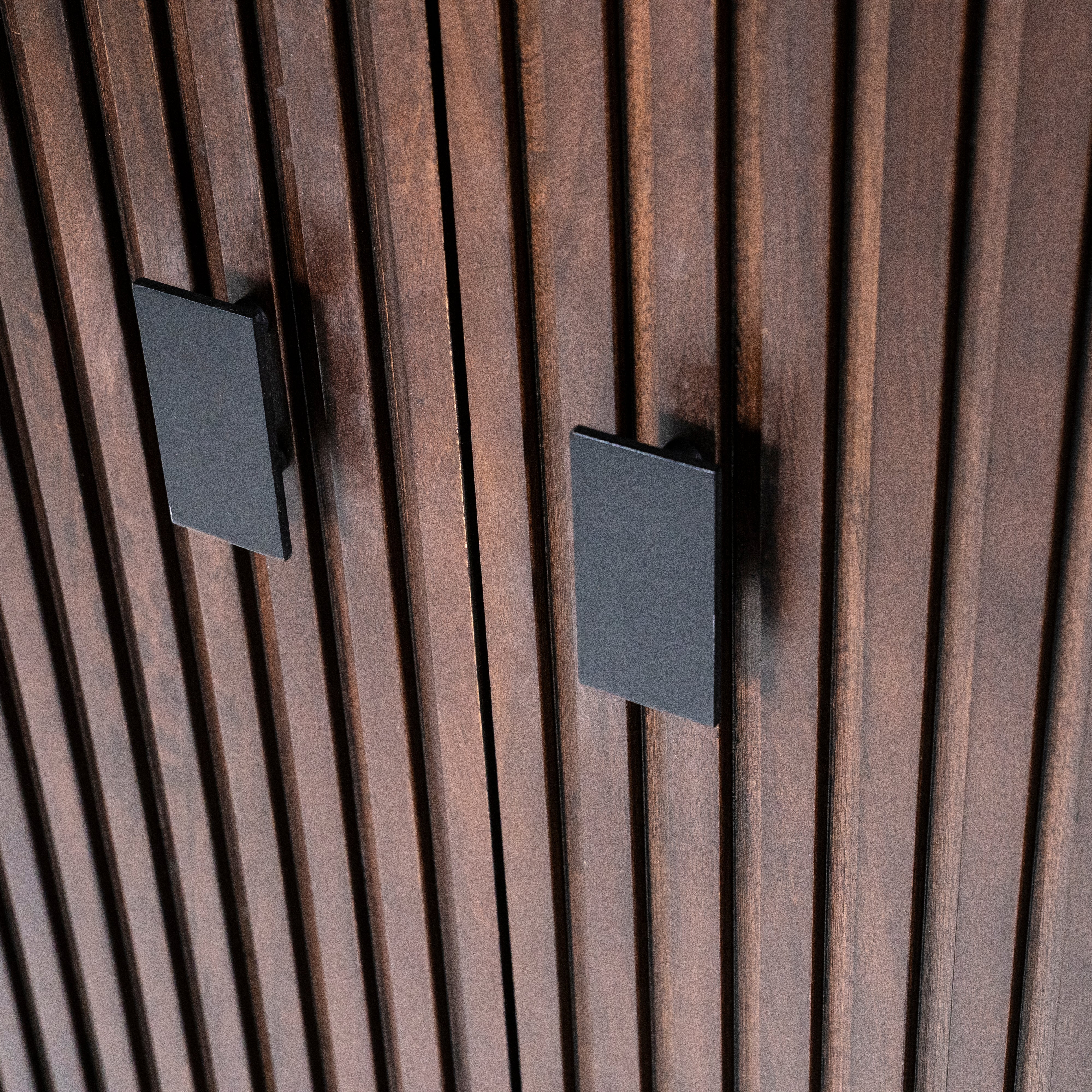 Skříň REMI tmavě hnědé mango dřevo