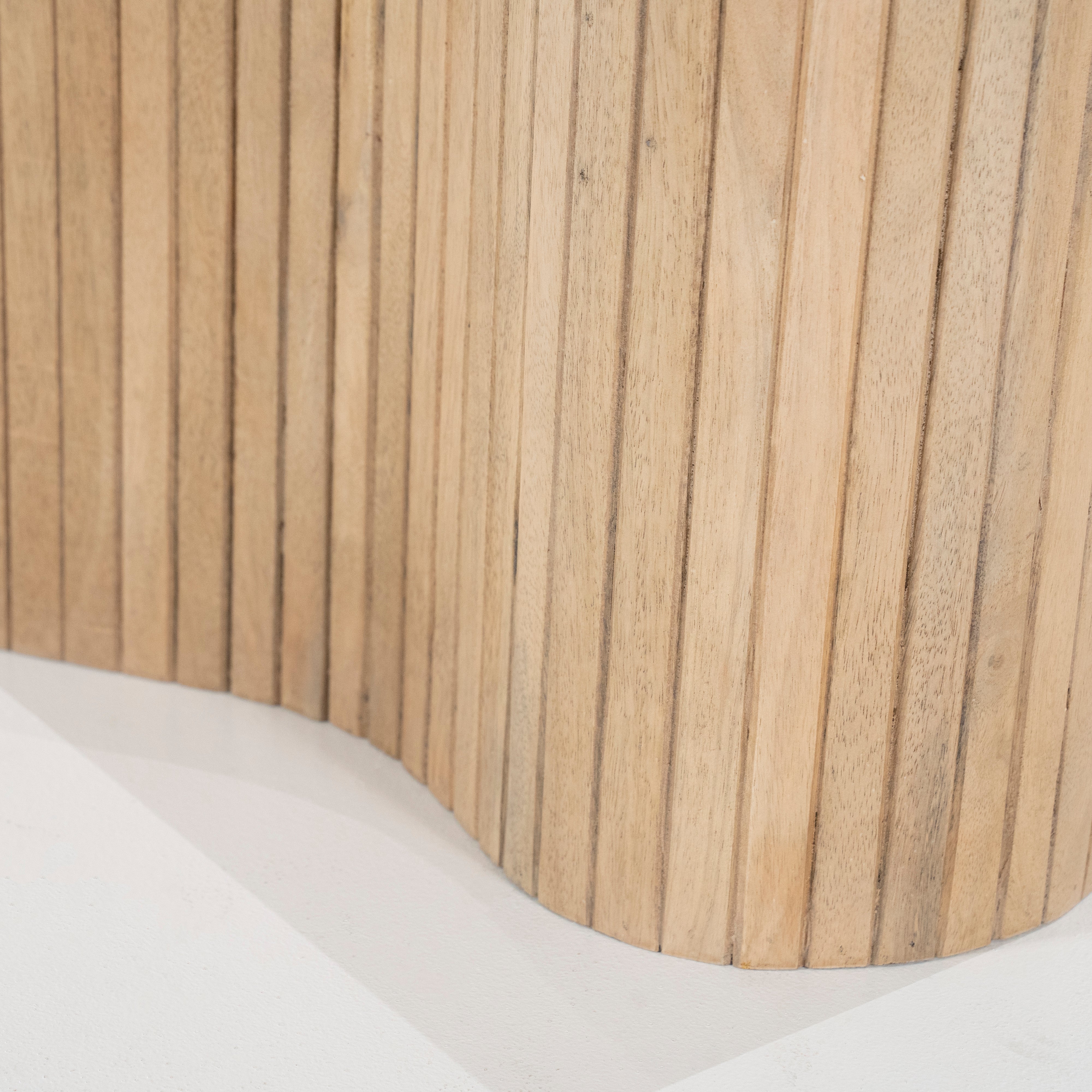 Boční stolek KIRA z mangového dřeva s mramorovou deskou