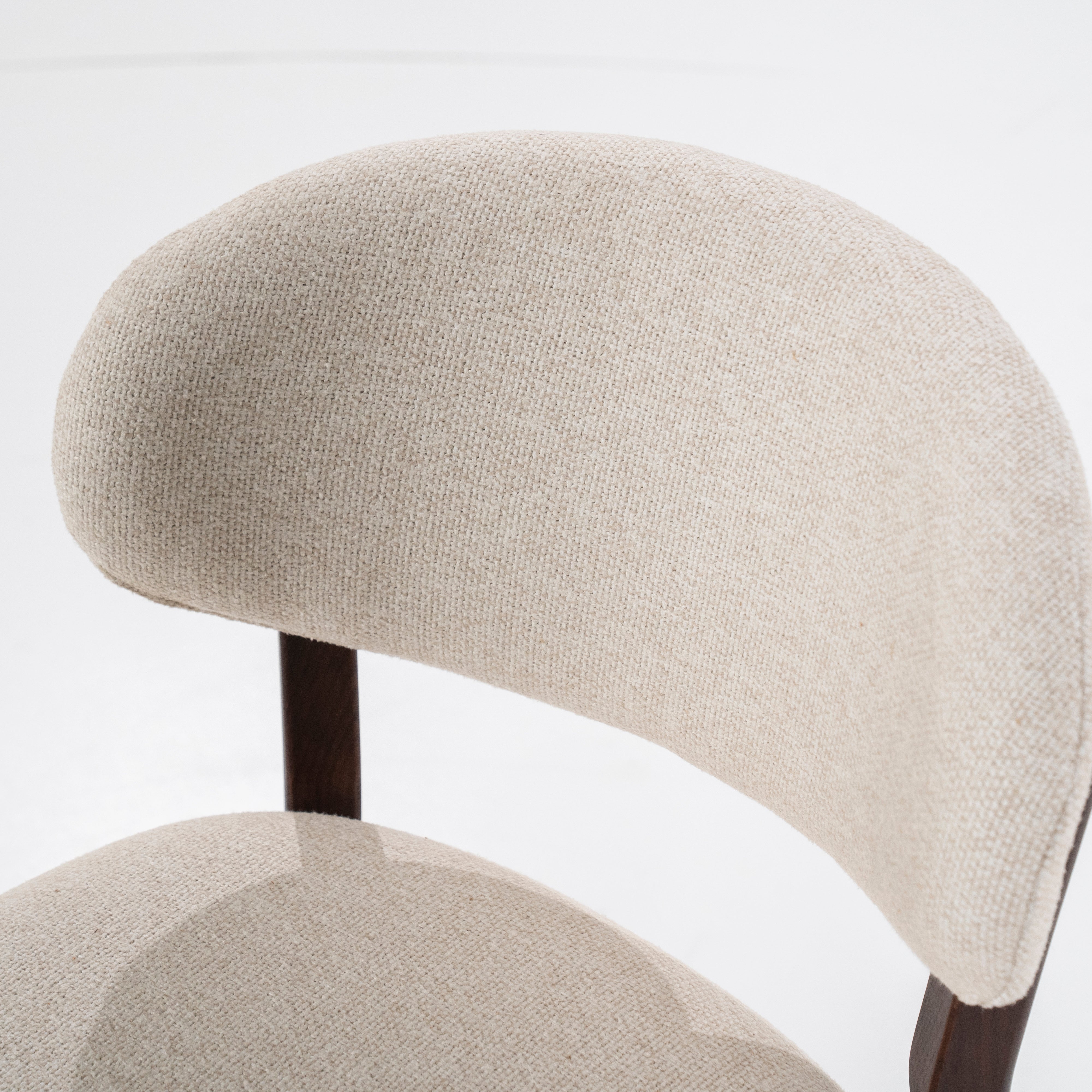 Hoker MIKKY béžový s tmavým dubovým podstavcem