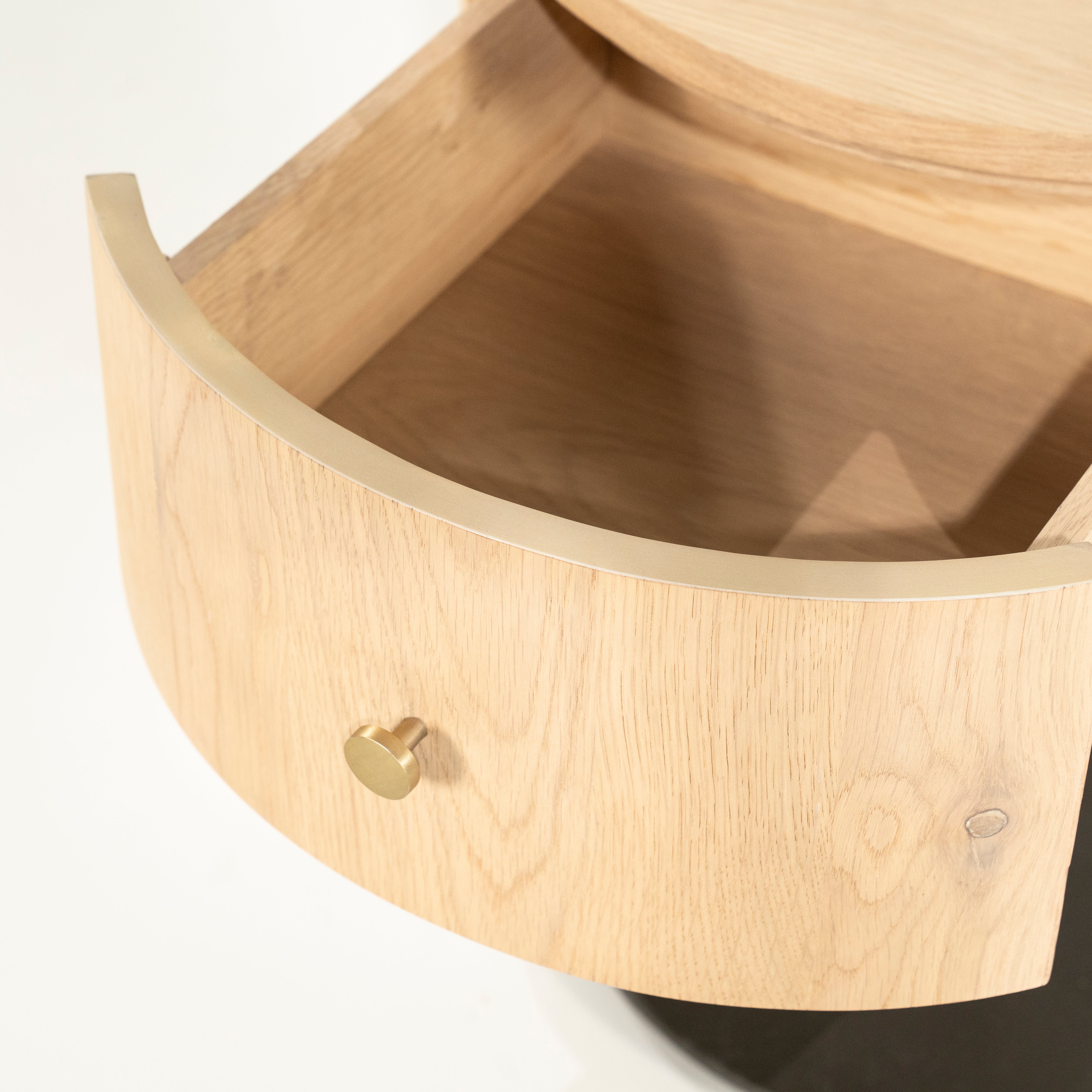 Noční stolek SKYE z dubového dřeva s kovovým podstavcem