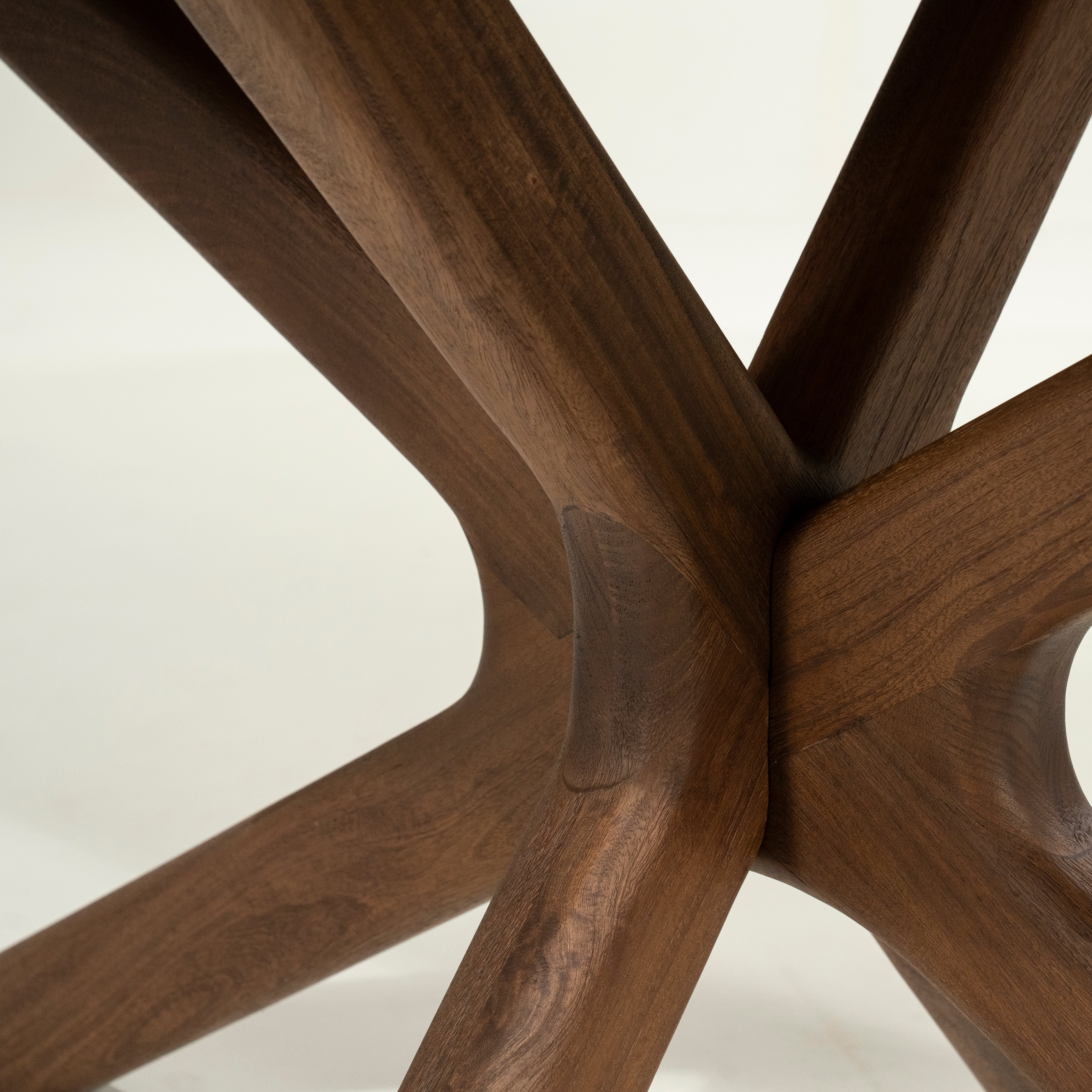 Oválný stůl TYCHO tmavé mango dřevo