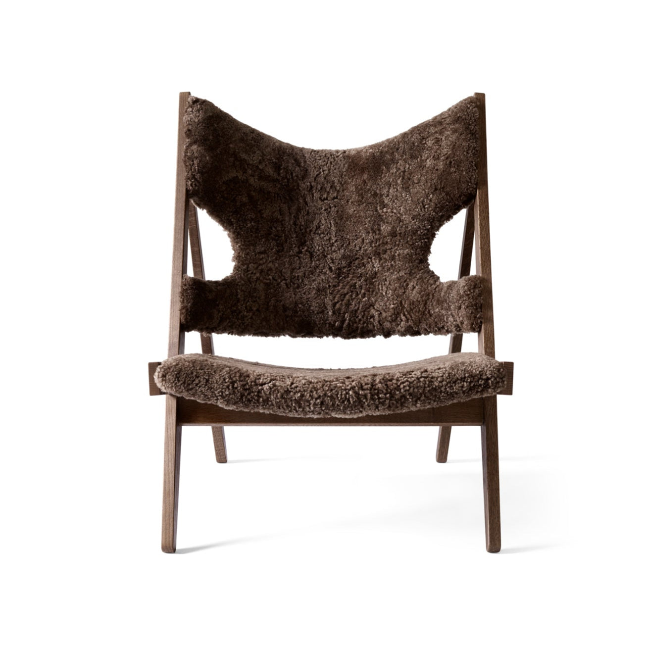 Křeslo KNITTING tmavě hnědá ovčí kůže s tmavě dubovým podstavcem