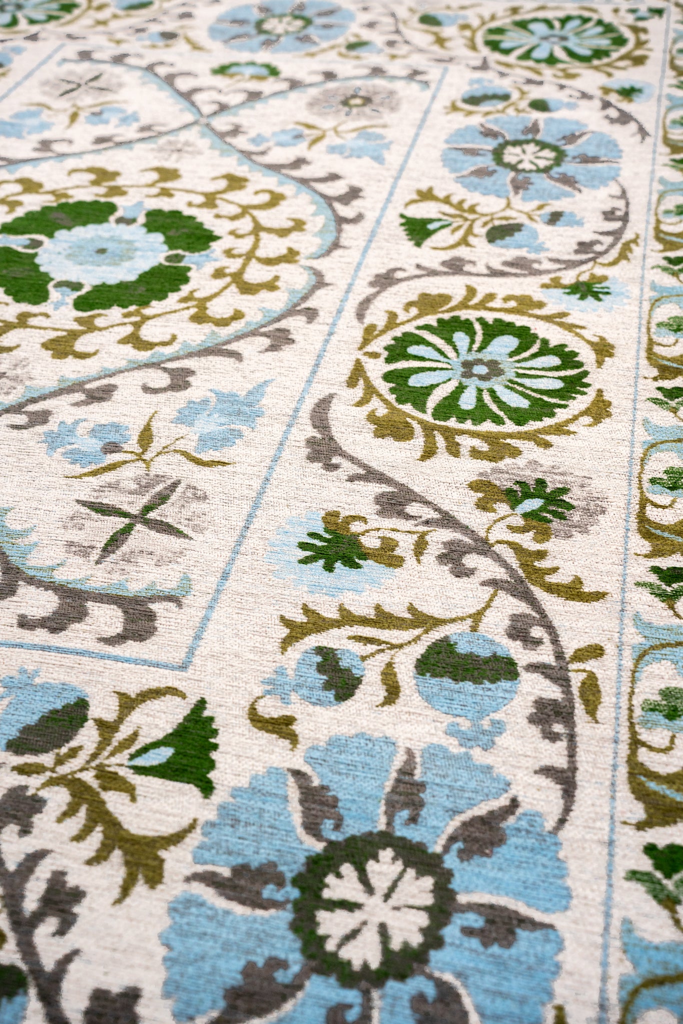 SUZANI SLAVIA rug broken white with green and blue