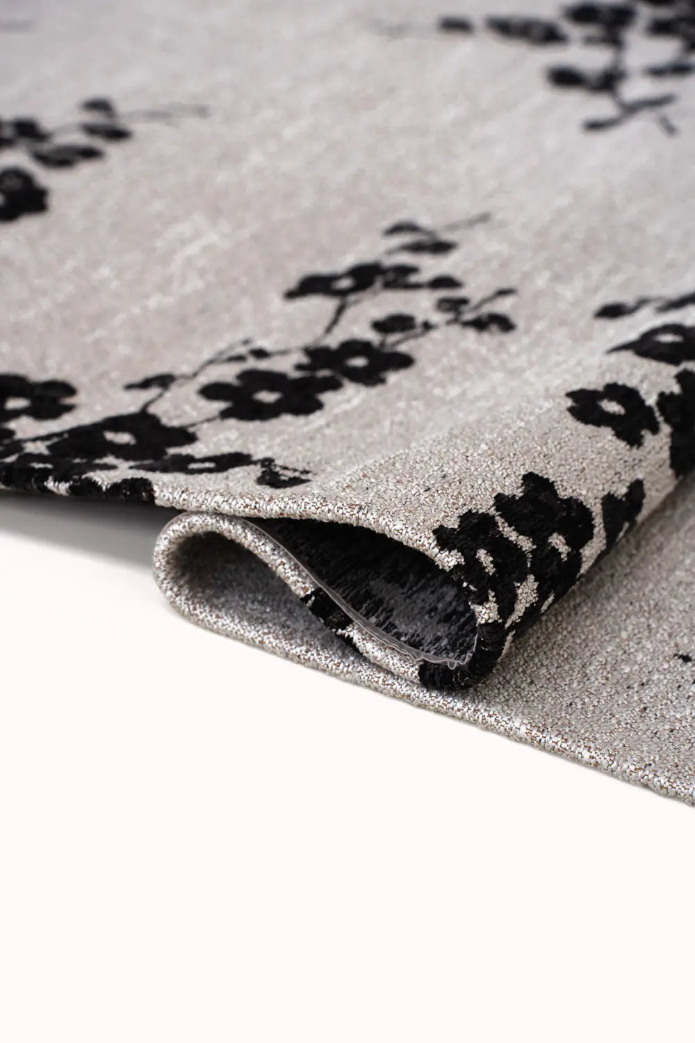 Oval rug SAKURA white with black