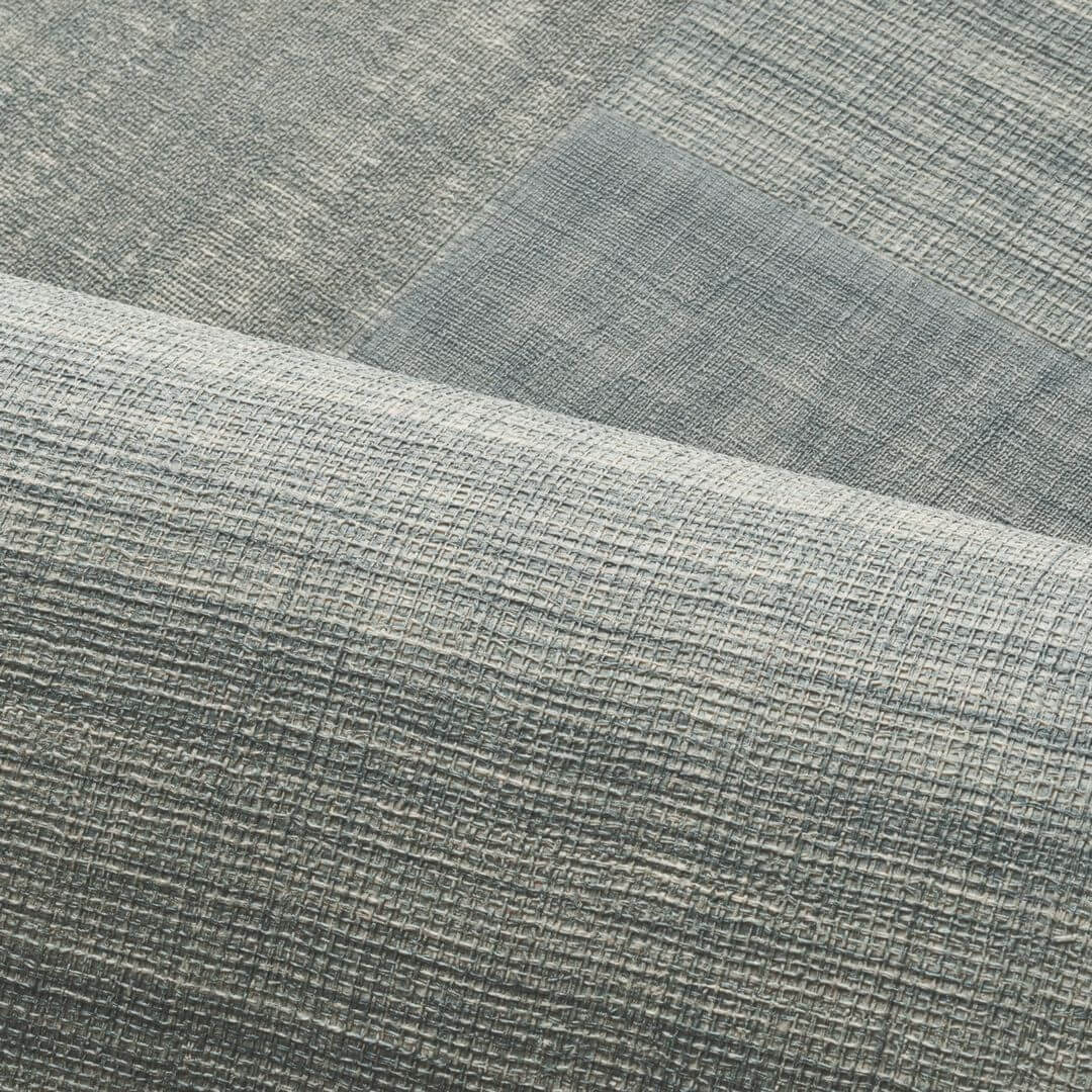 Tapeta strukturovaná geometrická patchwork napodobující tkaninu MESTIZO - PIERRE BLEUE šedobluďá.