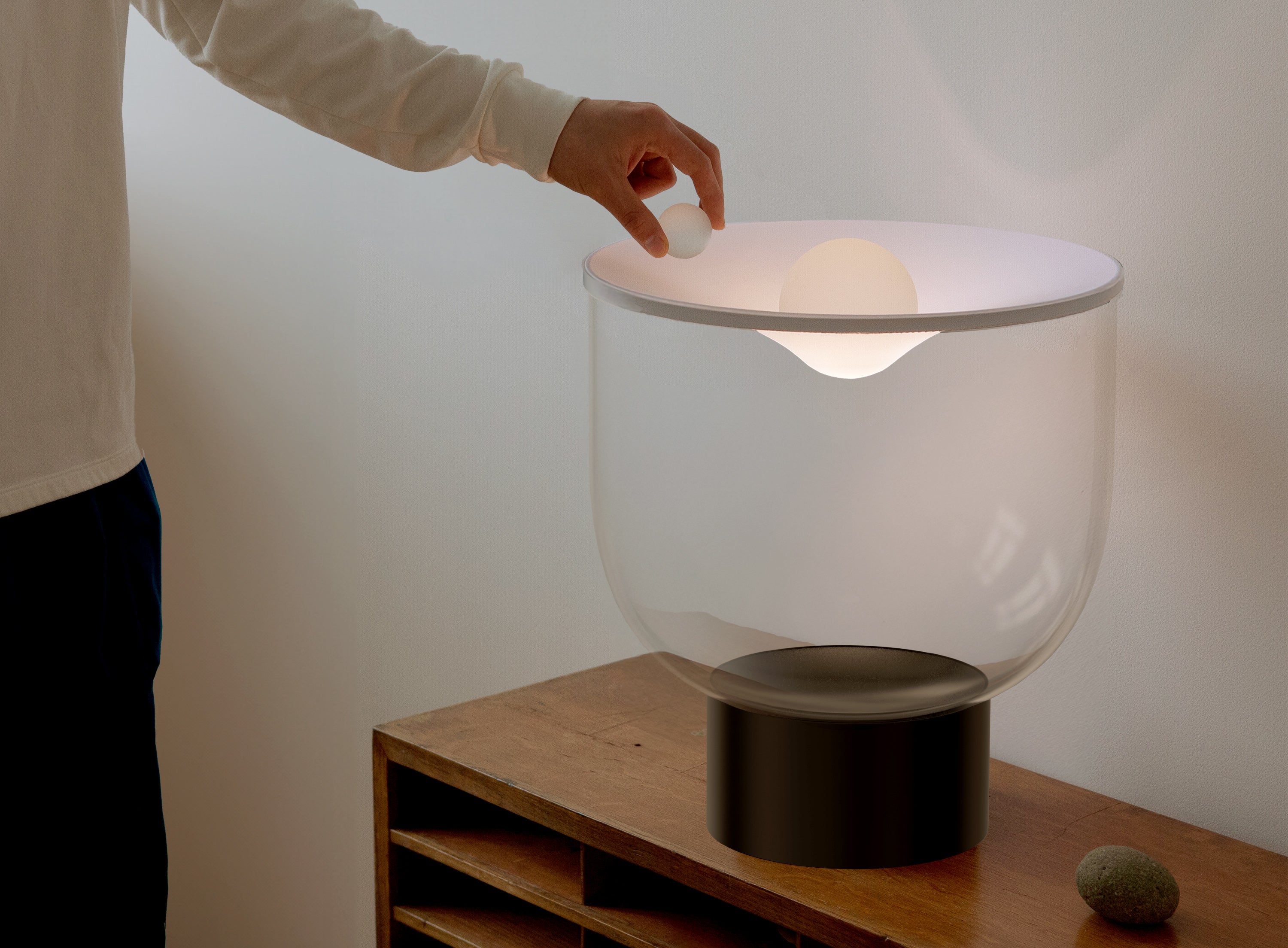 Stolní lampa GRAMMOLUCE se skleněným stínidlem a černým podstavcem.