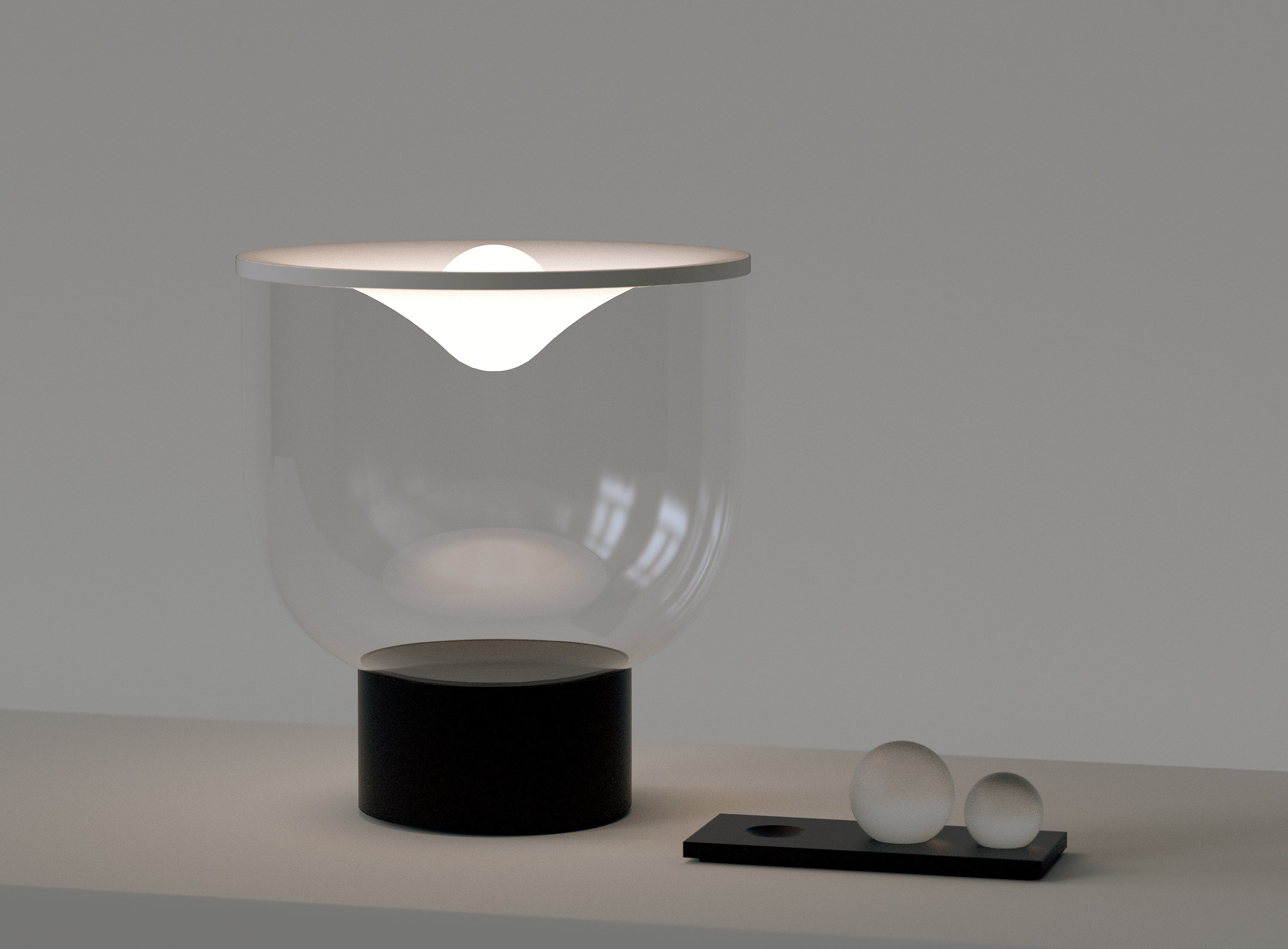 Stolní lampa GRAMMOLUCE se skleněným stínidlem a černým podstavcem.