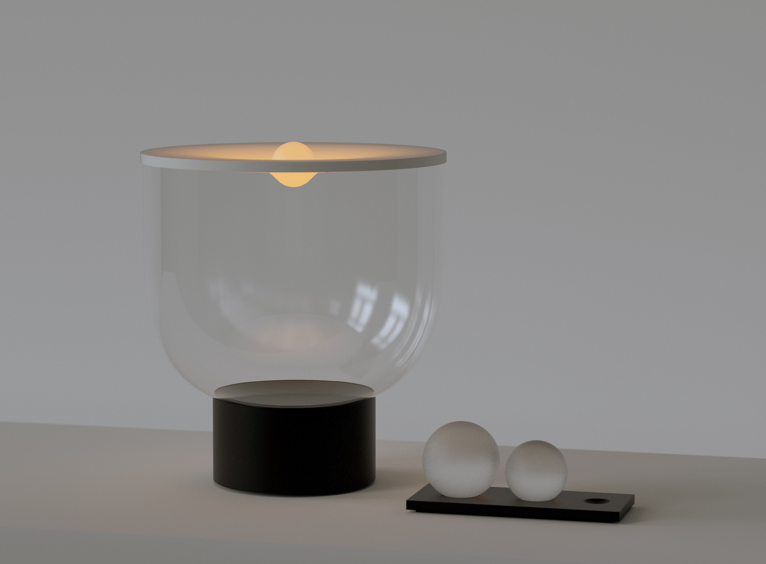 Stolní lampa GRAMMOLUCE se skleněným stínidlem a černým podstavcem.