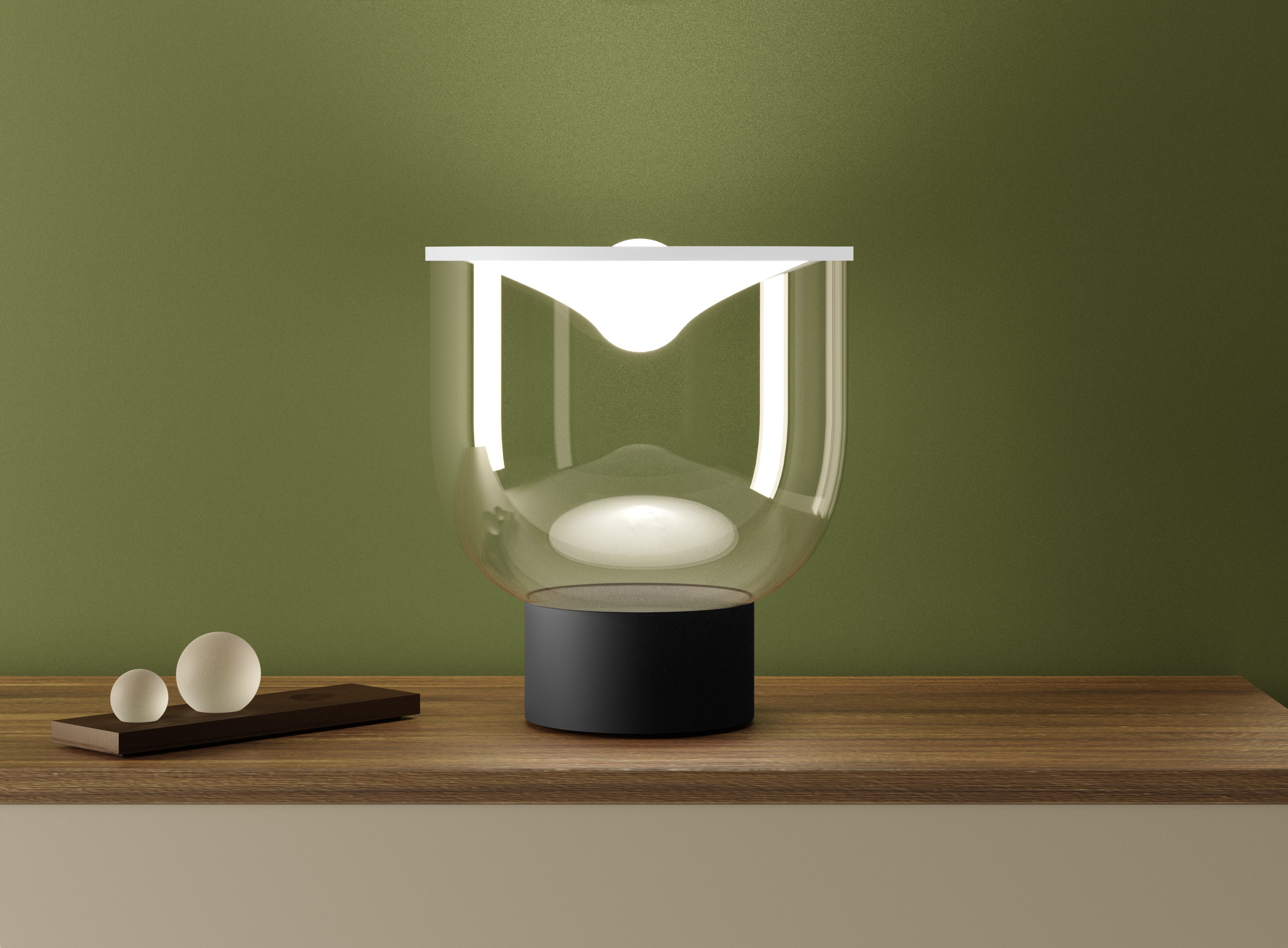 Stolní lampa GRAMMOLUCE se skleněným stínidlem a černým podstavcem.