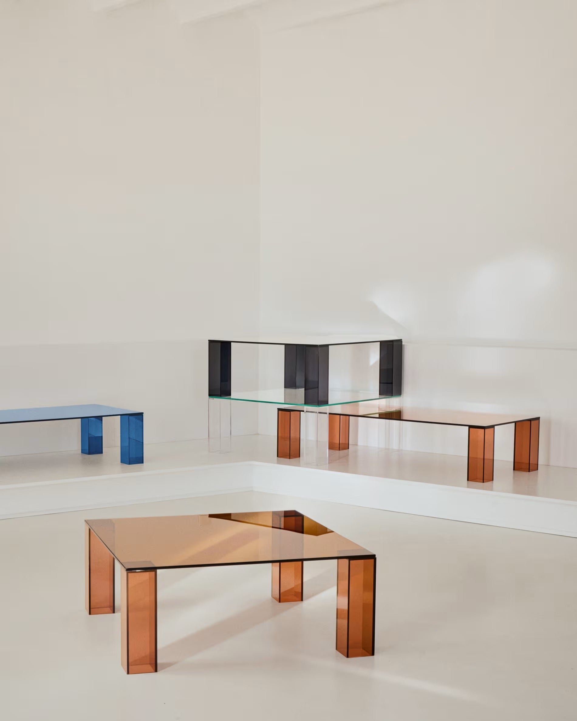 Konferenční stolek ADULARIA modré tvrzené sklo