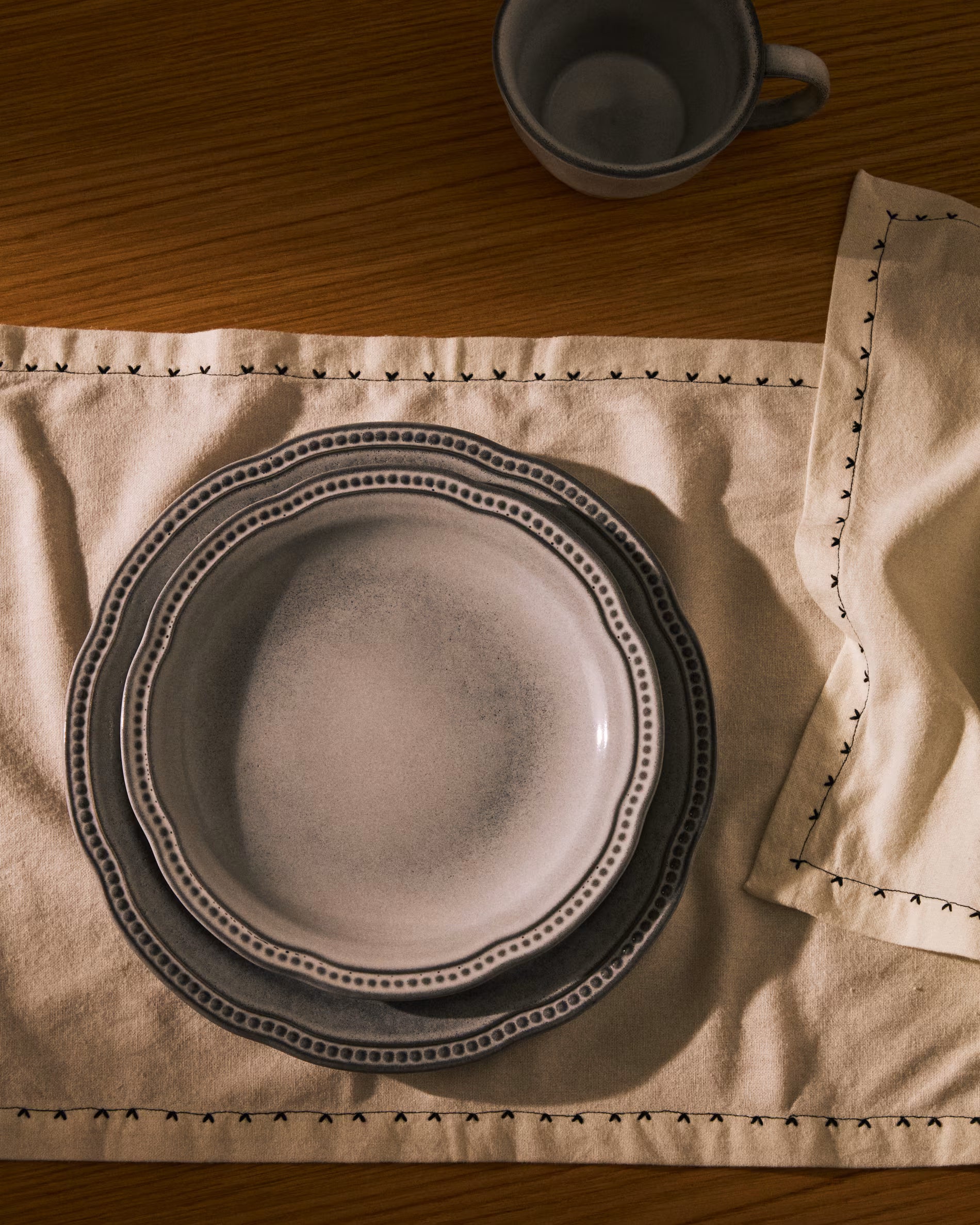 Plastový talíř DOVEC modrá keramika