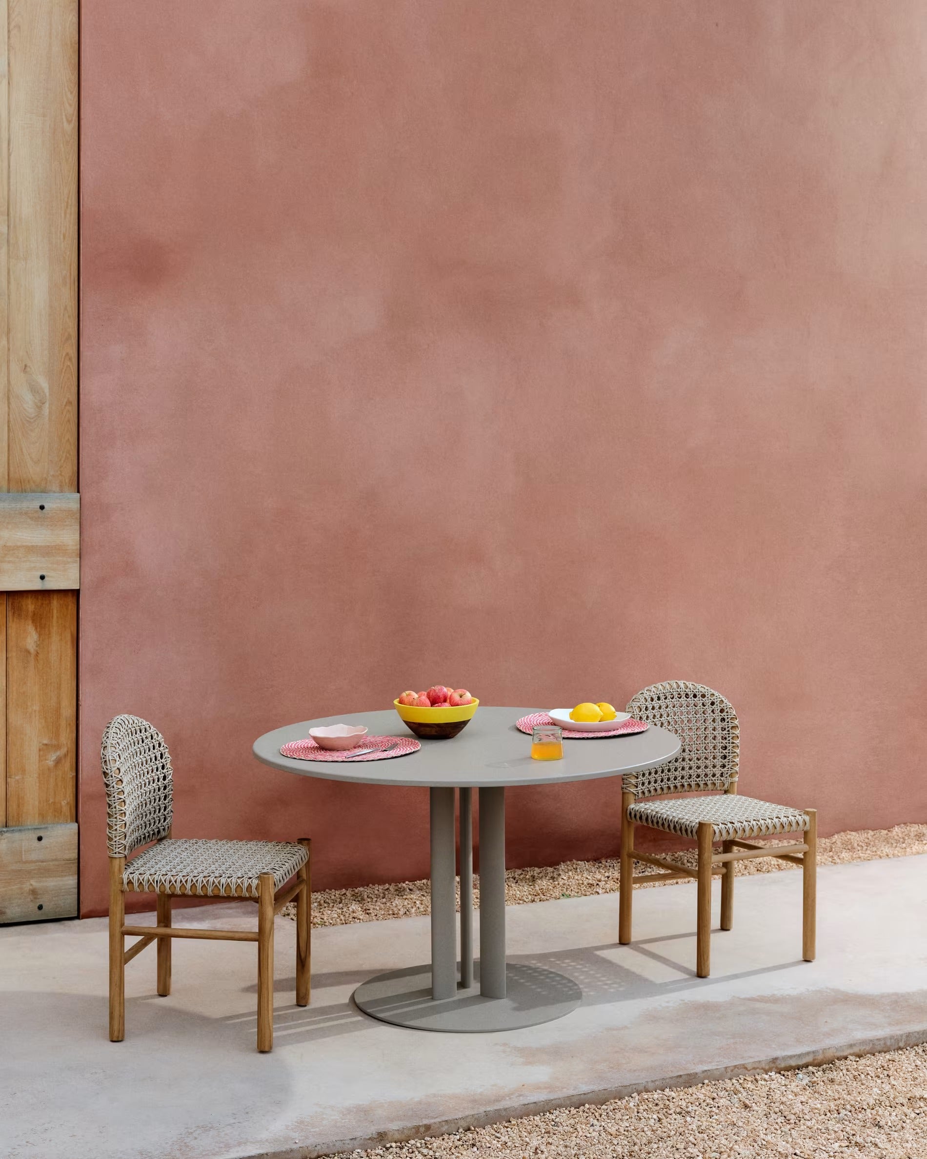 Sedalis beige garden table