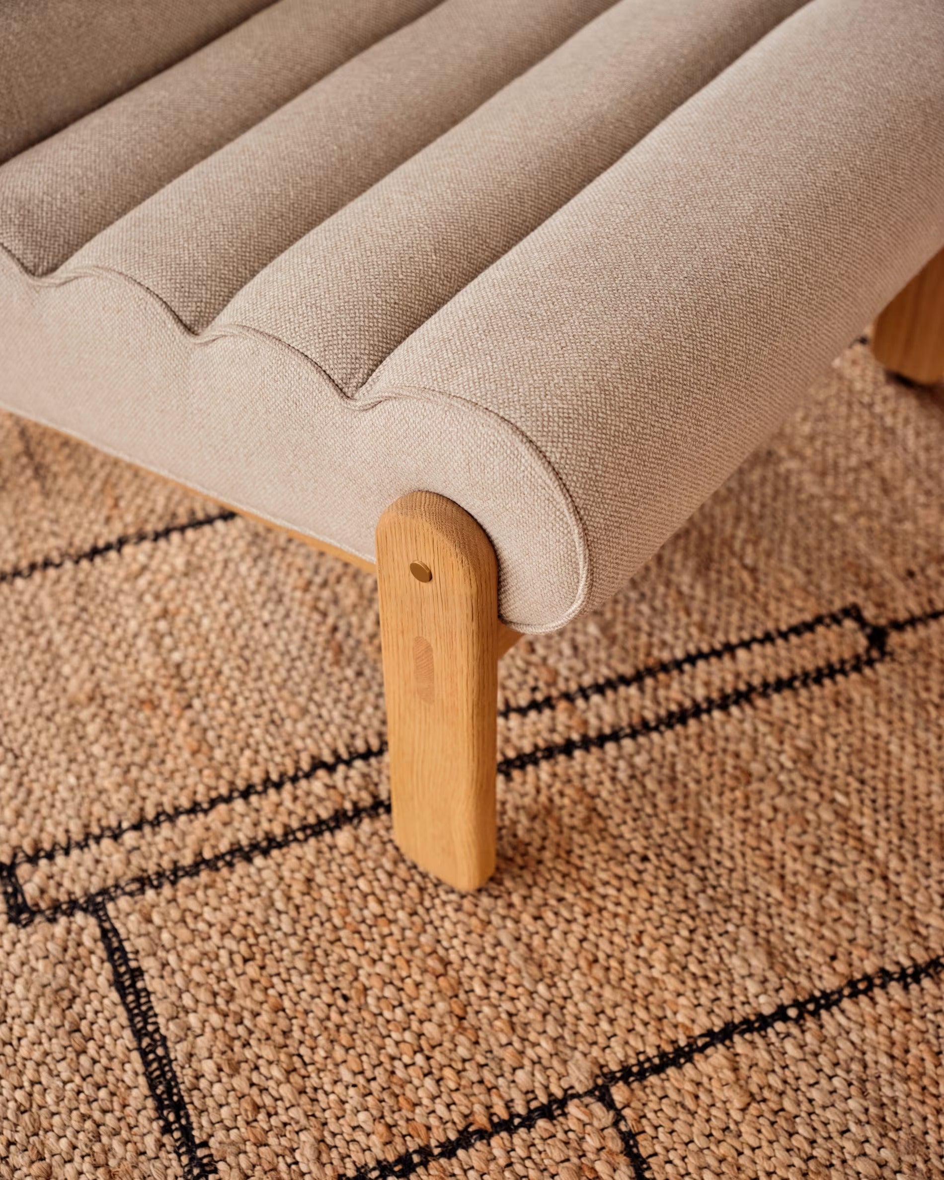 MAGIRA white armchair with wooden base
