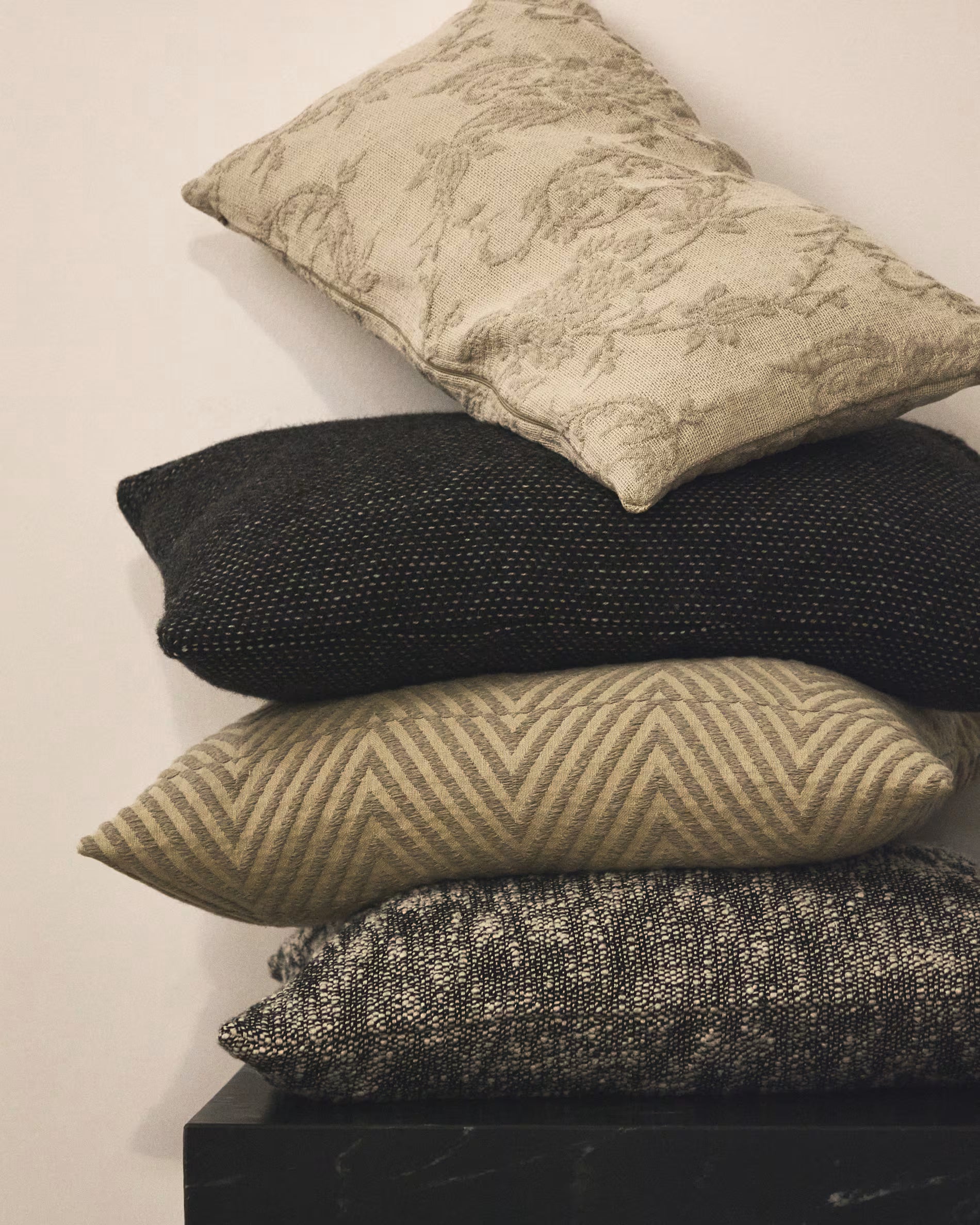 MEVINA cushion cover white with black