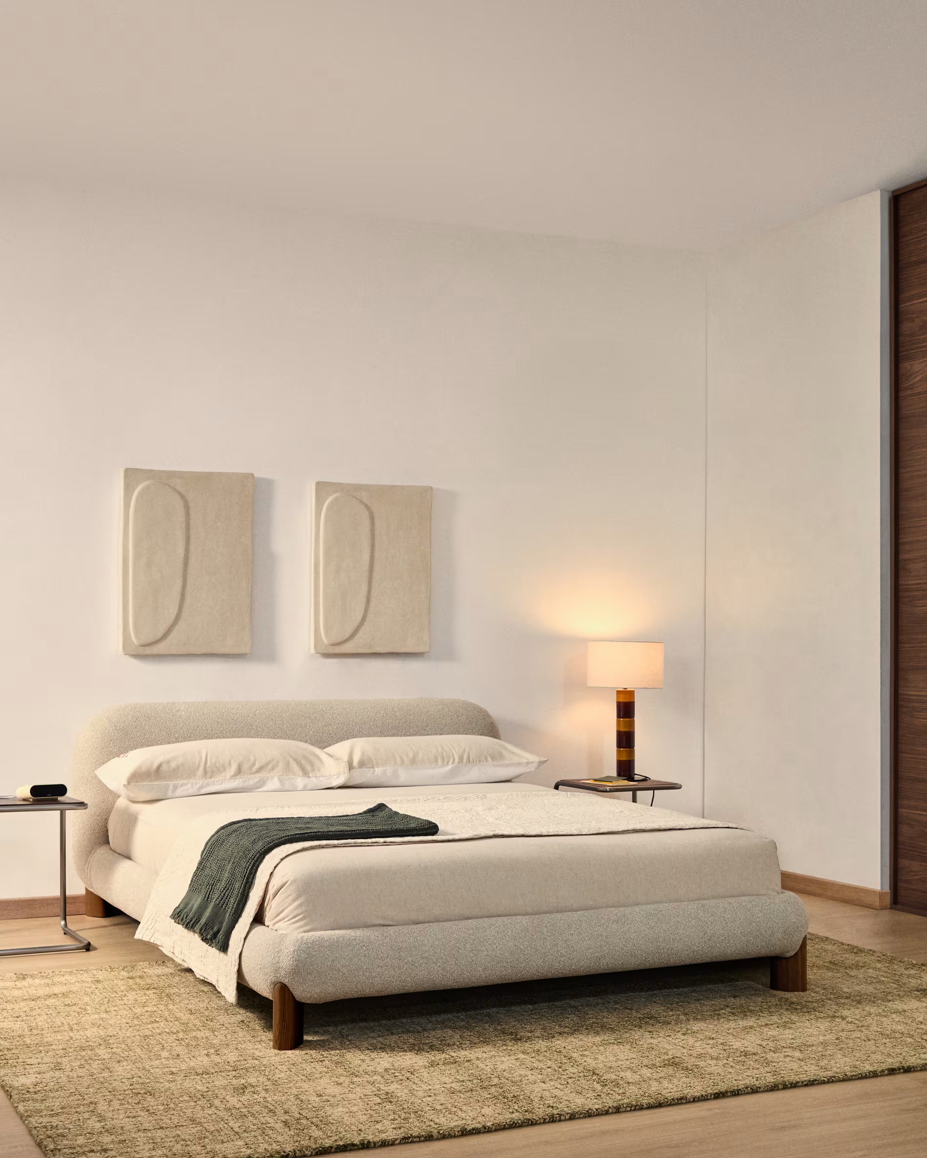 Postel ODINA ecru s tmavohnědým jasanovým podstavcem