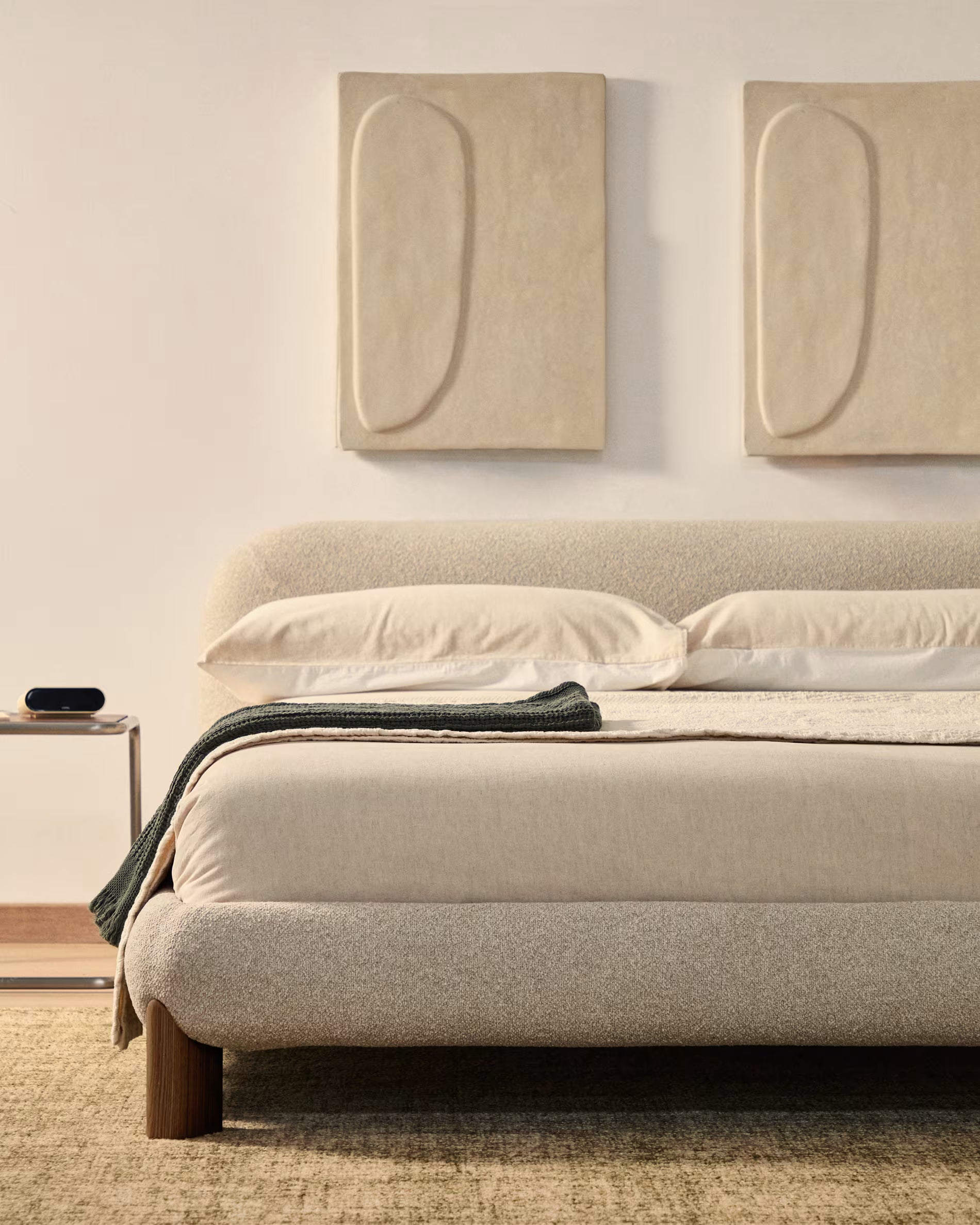 Postel ODINA ecru s tmavohnědým jasanovým podstavcem