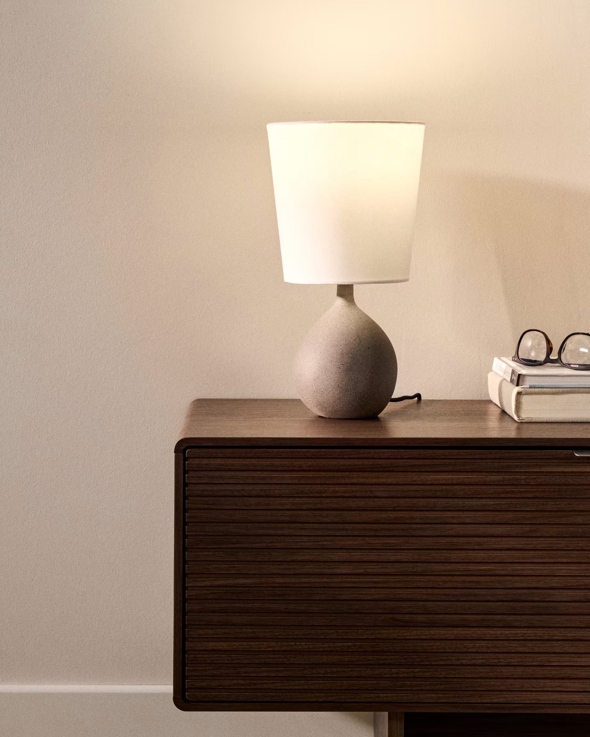 Stolní lampa VIONA světle šedá s bavlněným stínidlem