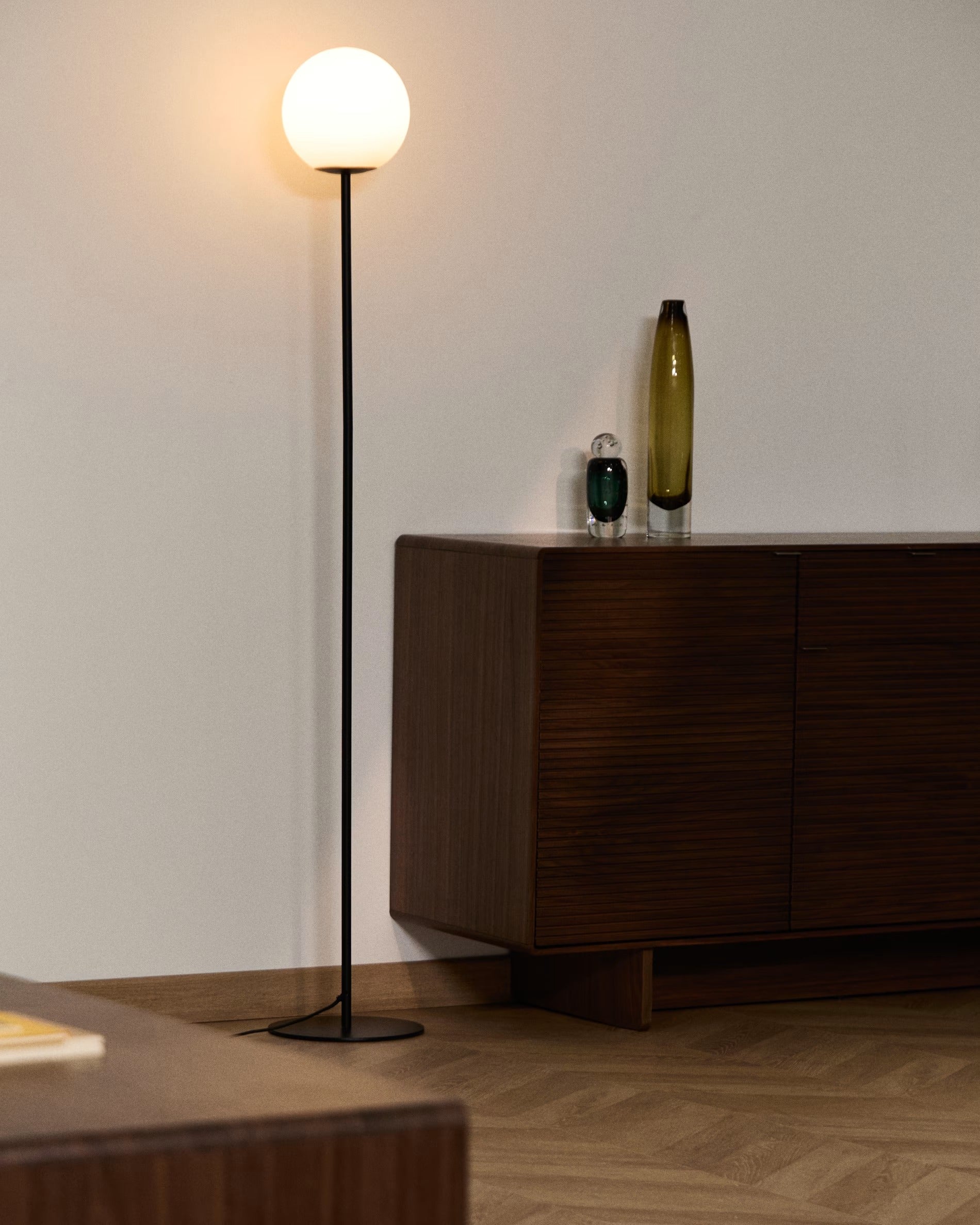 BRISIA black floor lamp