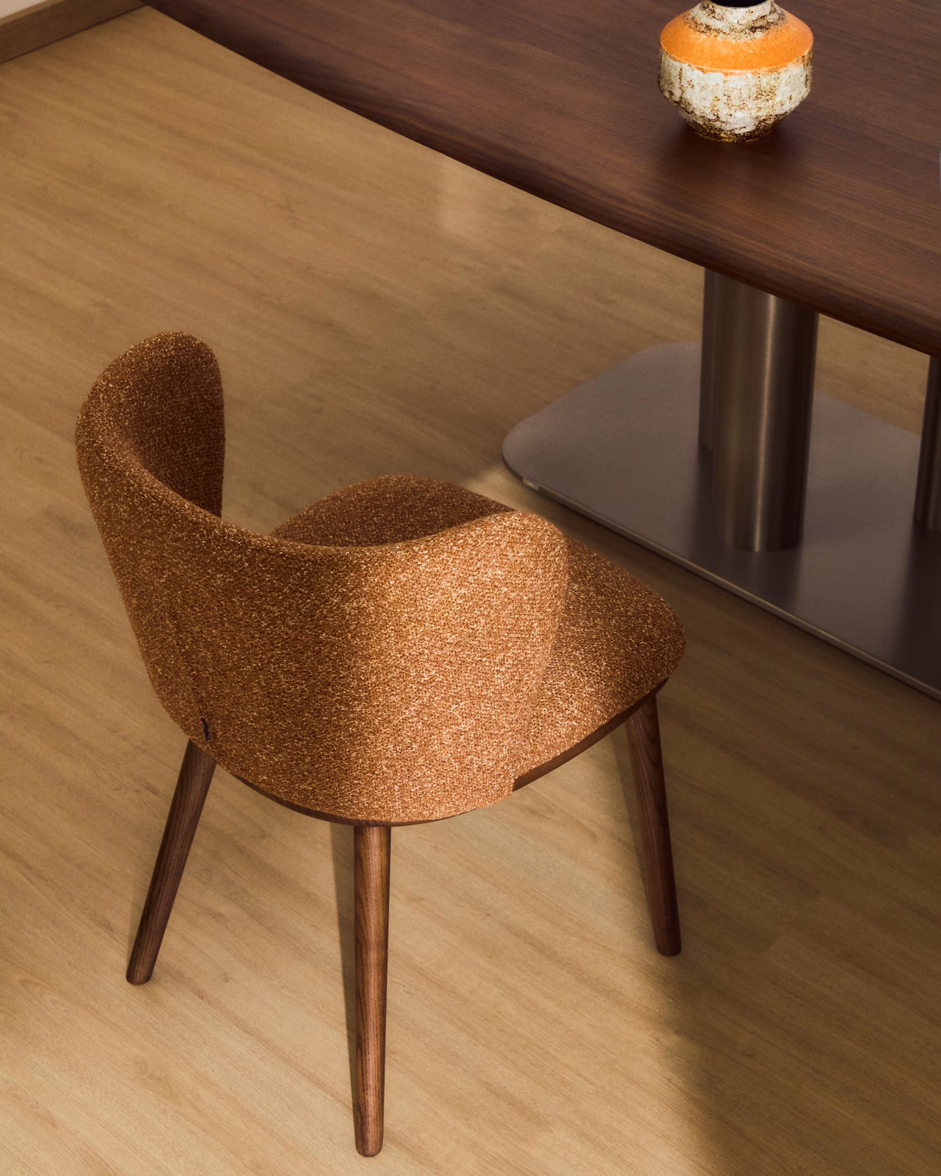 Židle CISELIA cihlový šenil s tmavě jasanovou základnou