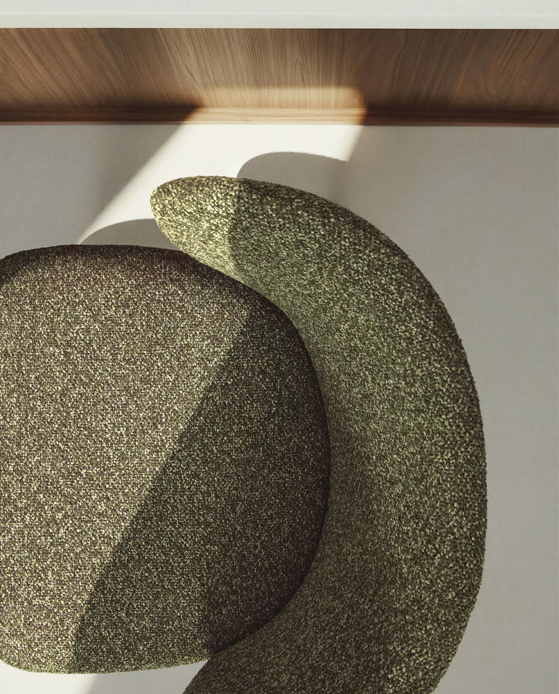 Barová židle CISELIA tmavě zelený šenil s tmavě jasanovou základnou