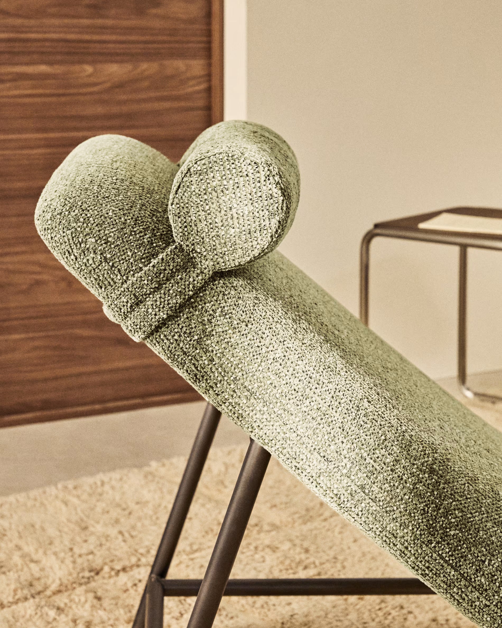 Szezlong OSLA jasně zelený s černým podstavcem