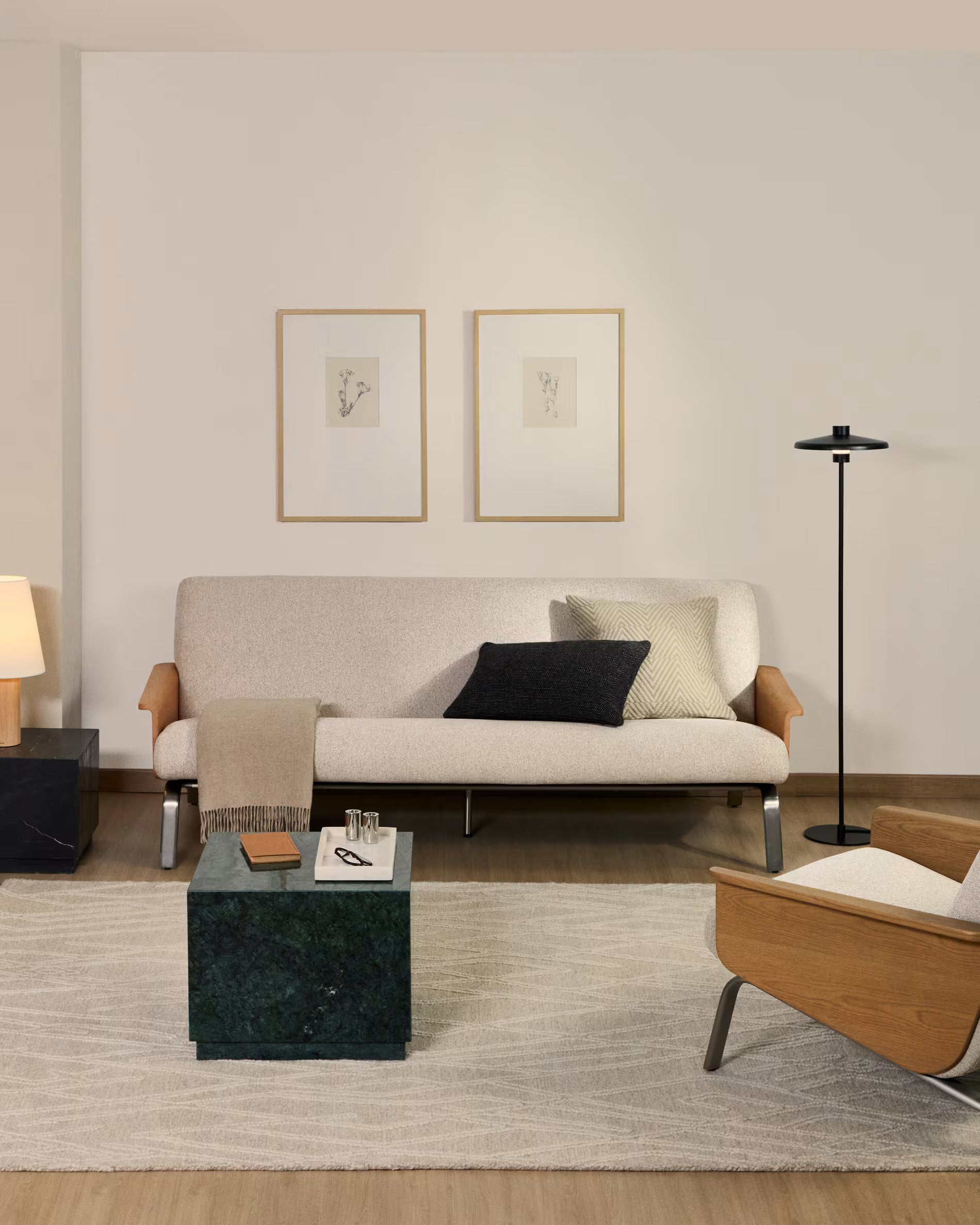 Pohovka 3-místná AMSEN béžová se dřevotřískou z dubu a ocelovým podstavcem