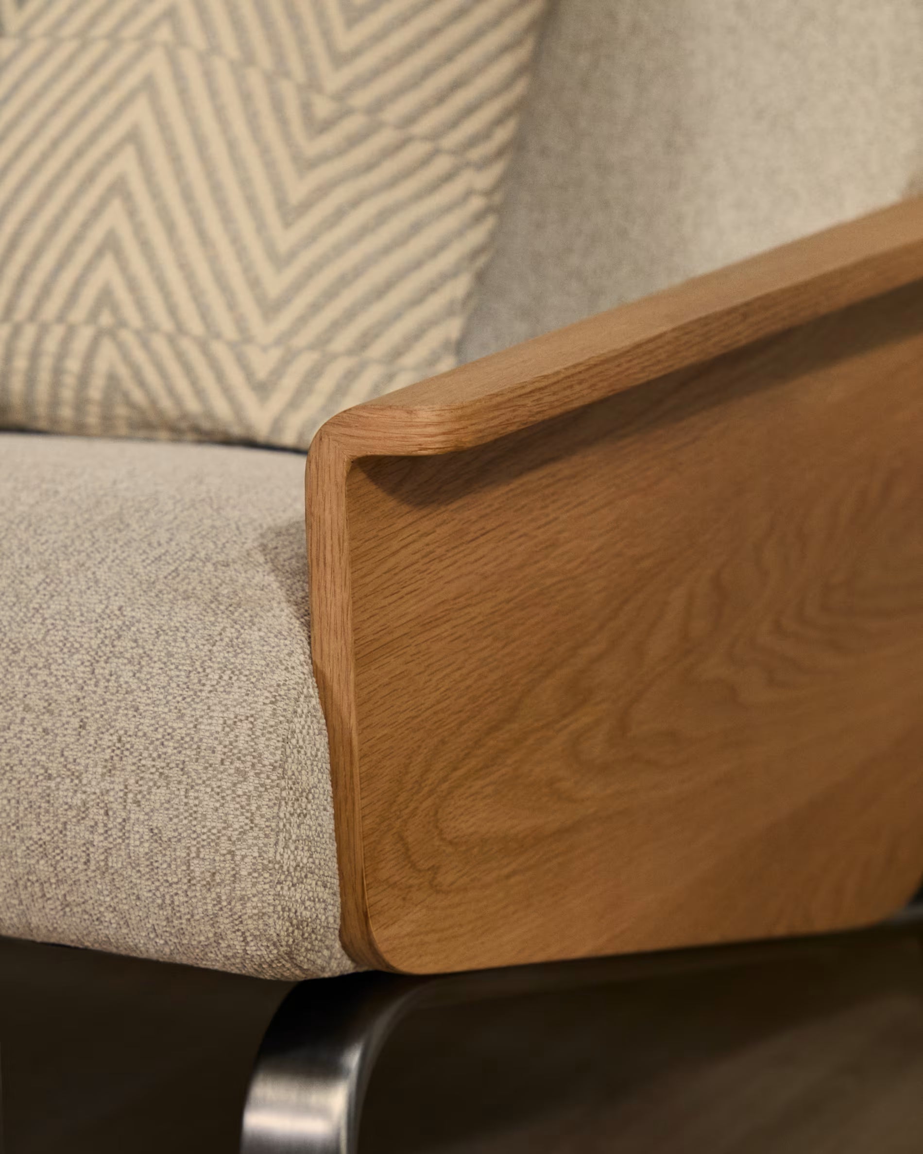 Pohovka 3-místná AMSEN béžová se dřevotřískou z dubu a ocelovým podstavcem