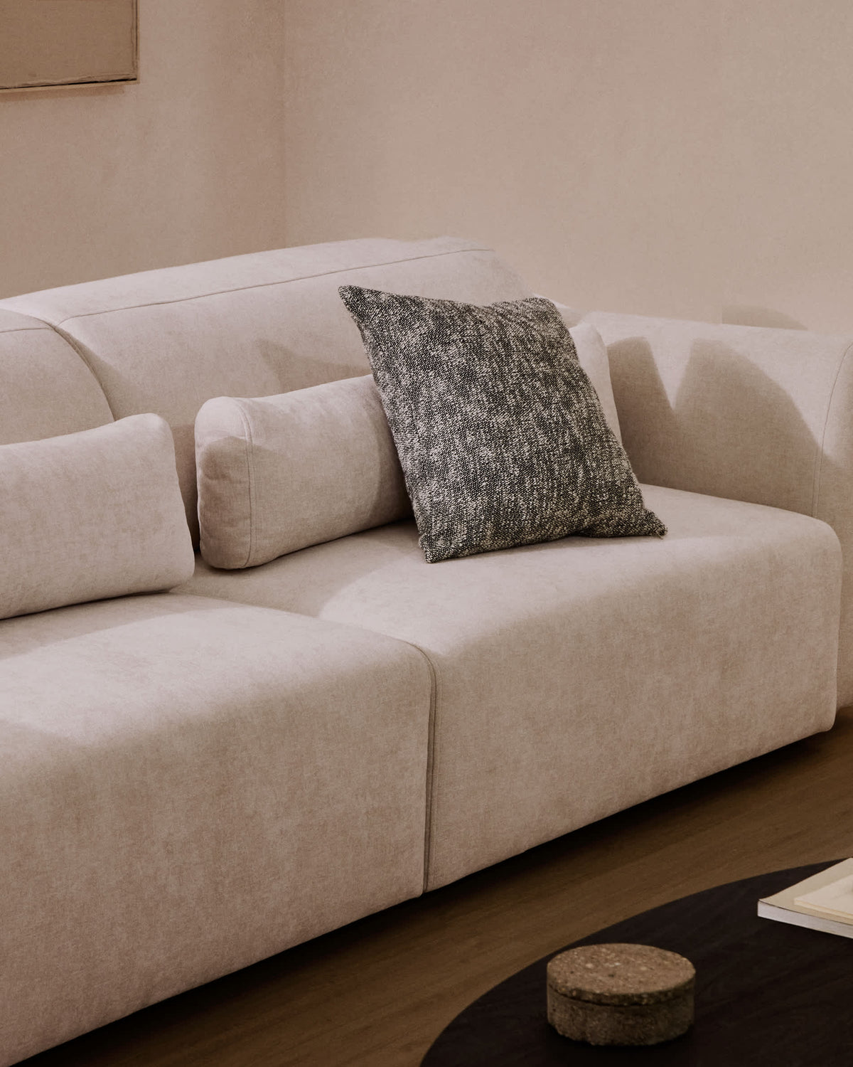 Sofa 4-osobowa z przesuwanymi siedziskami LARES beżowy szenil – ujęcie 10