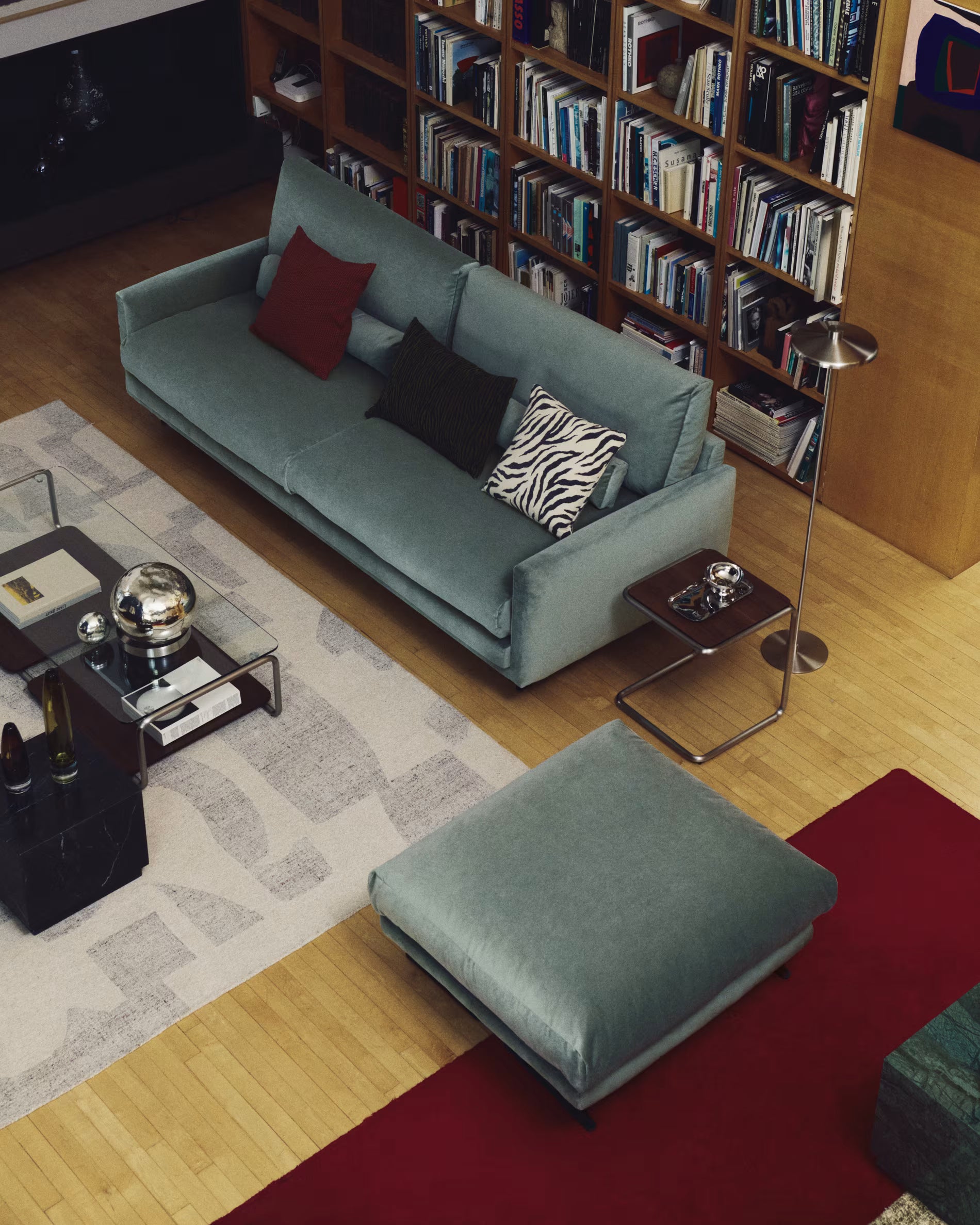 VELIRO green footrest with black base