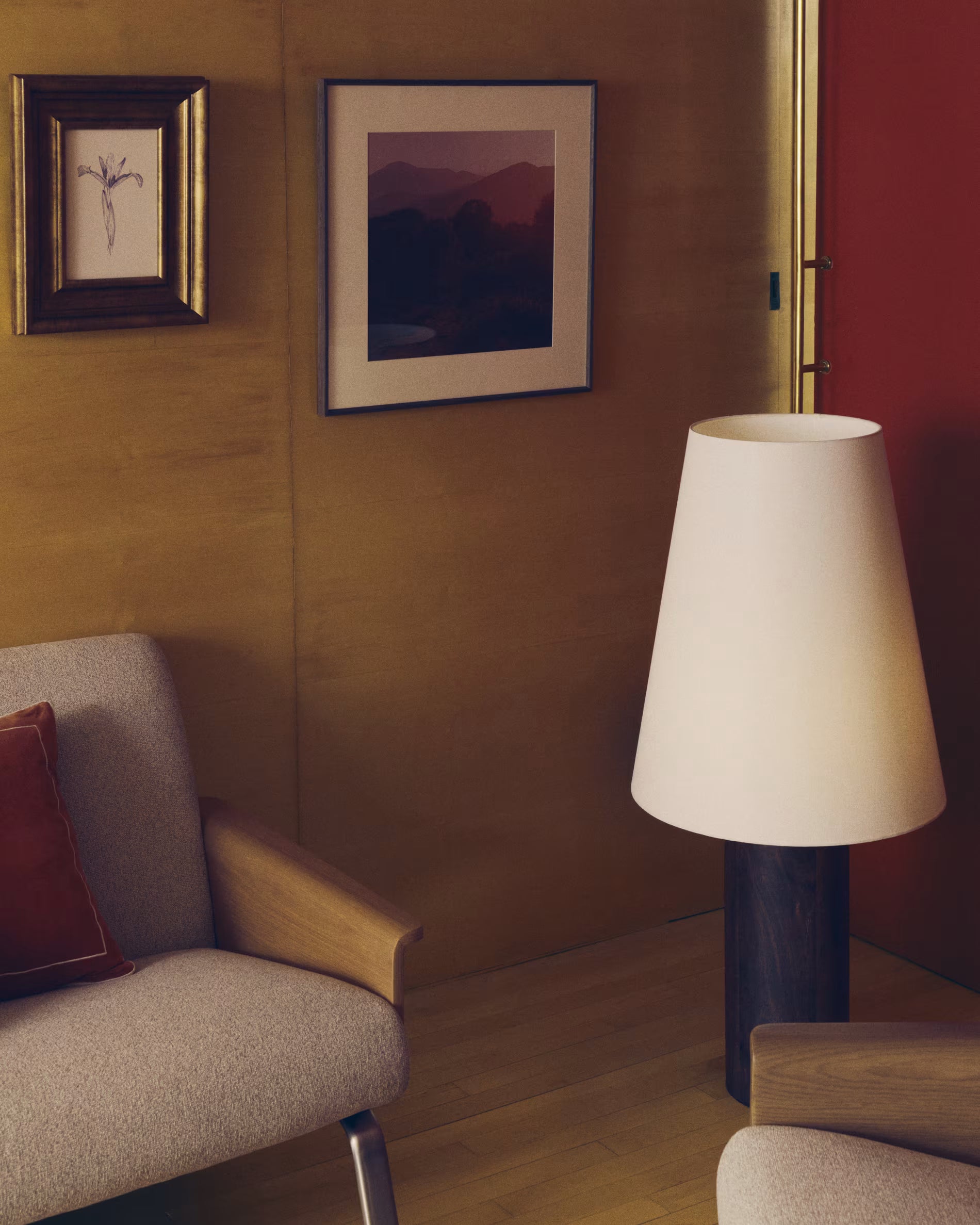 Stojací lampa MARGA tmavé kaučukové dřevo s bílým stínidlem