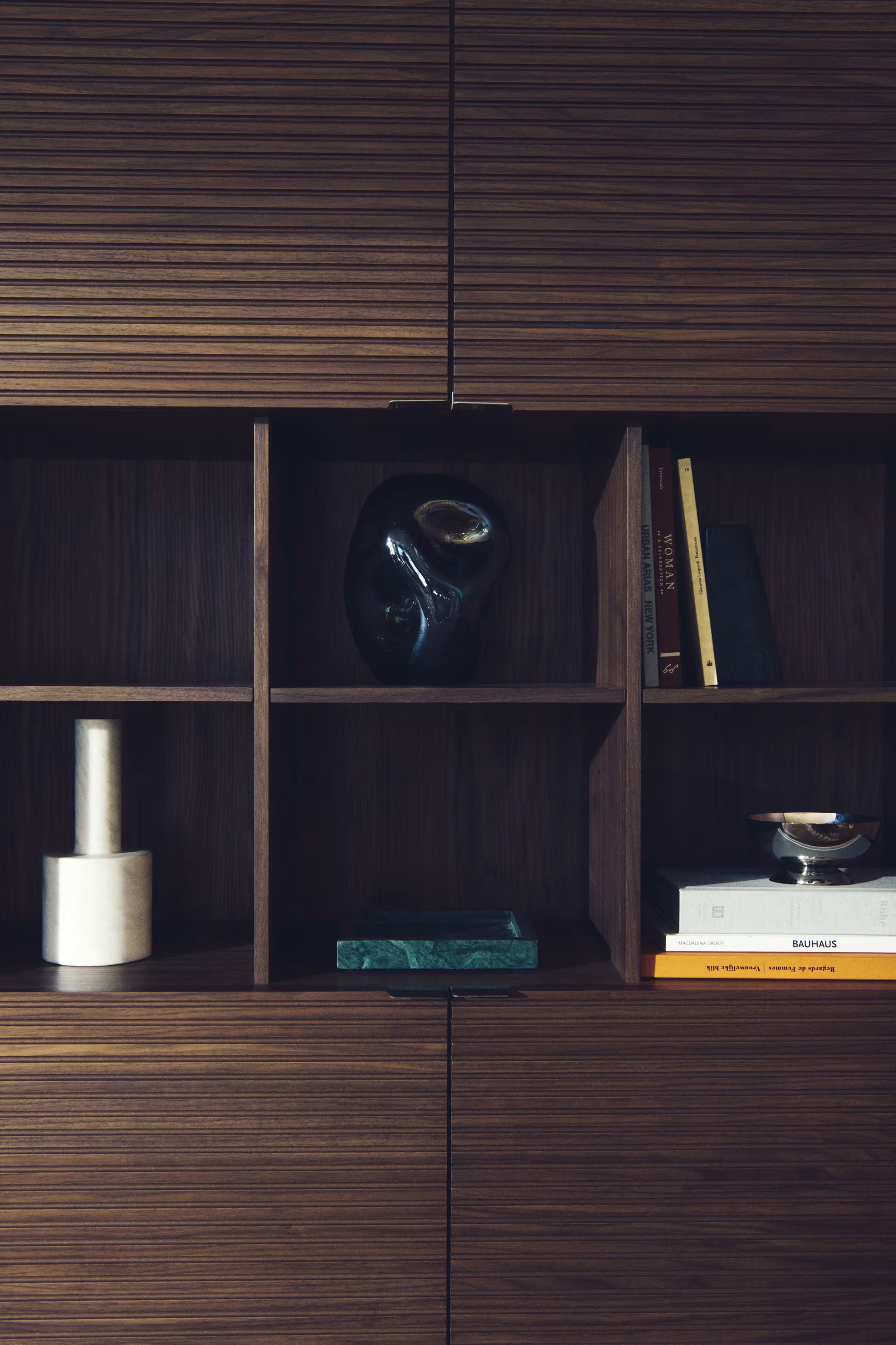 Vitrína NORLEN tmavě hnědý ořechový dýha