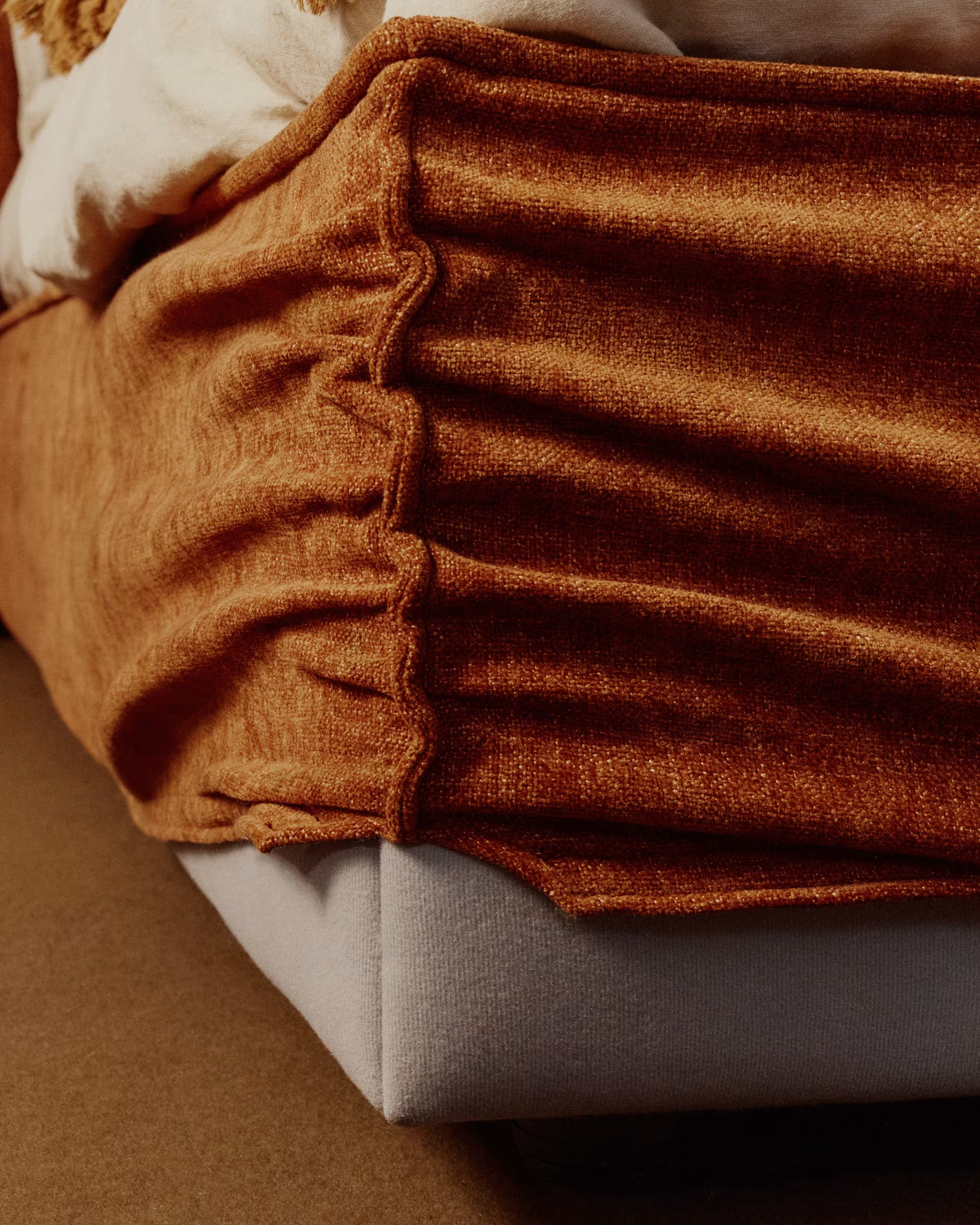 ARVIAN bed with storage for bedding, brick chenille