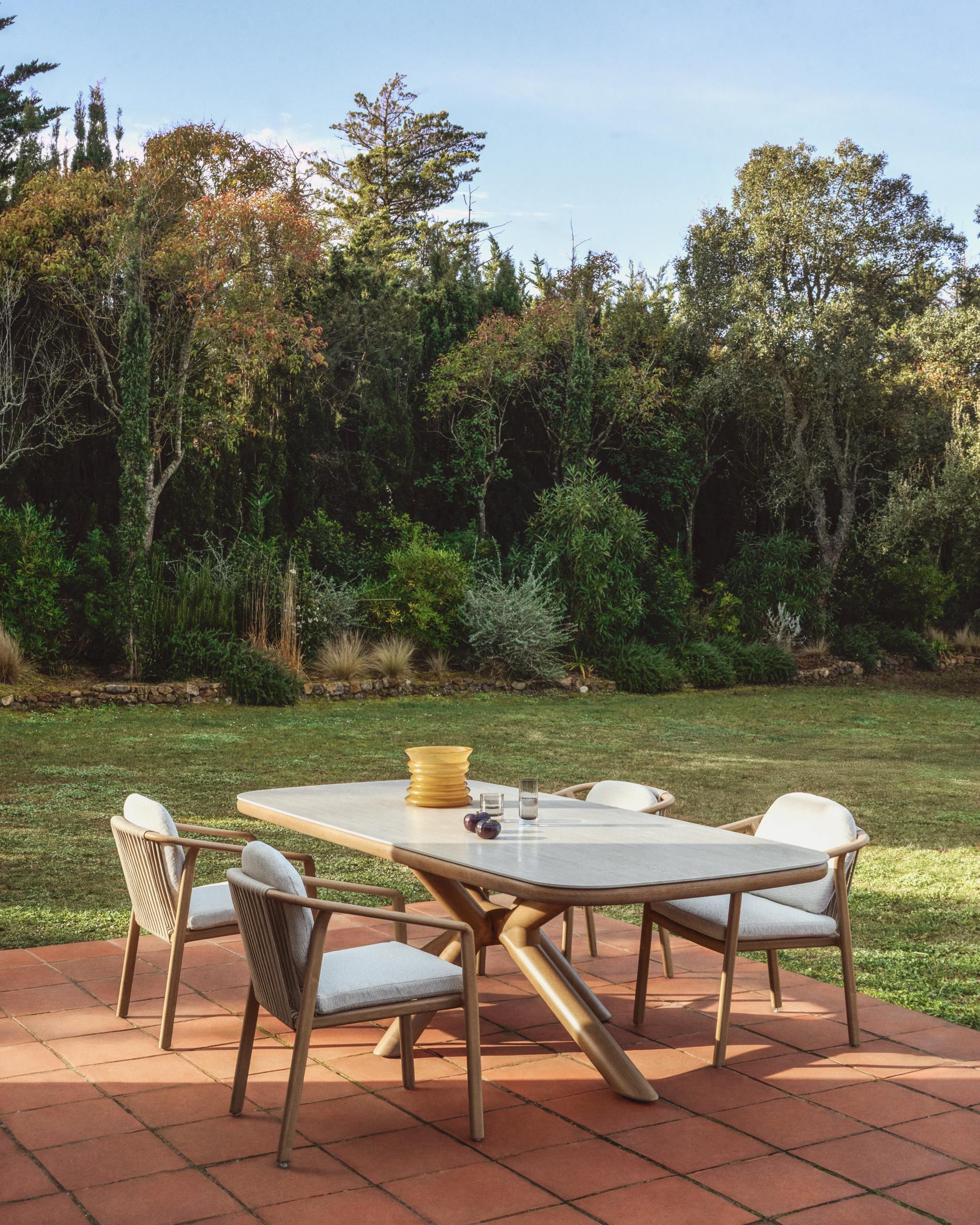 SIRTE ecru garden chair with a wood-like finish