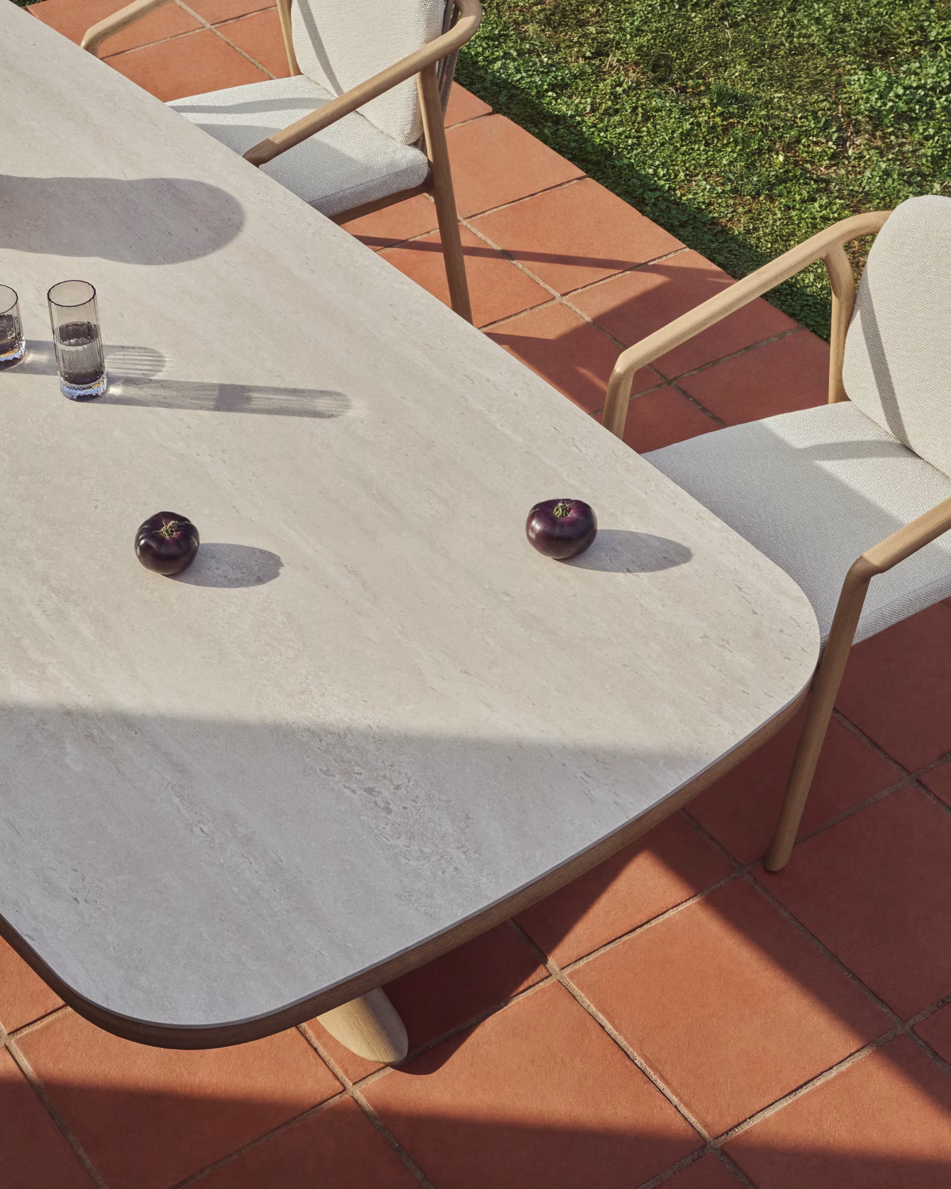 MIRTIA Ecru Garden Set with Aluminum Base Featuring Wood Effect