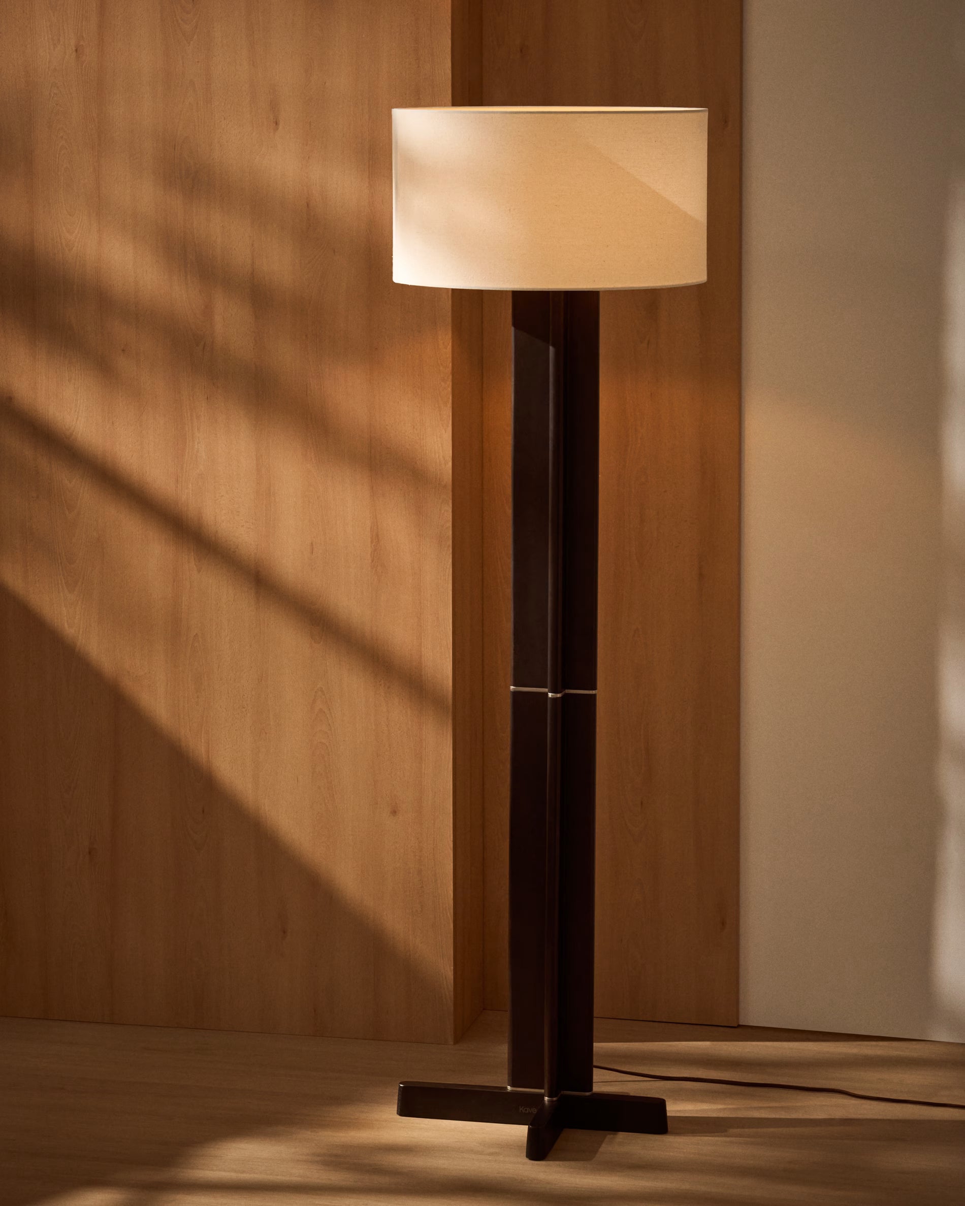 Stojací lampa NIANI šedá s tmavým dřevěným podstavcem