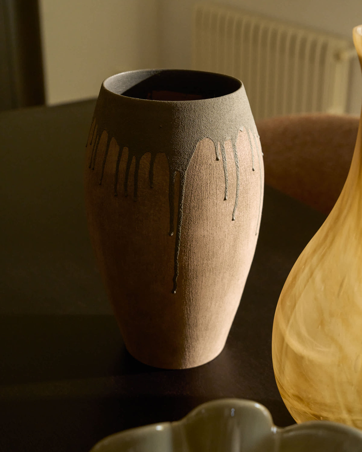 Wazon EMIRO ciemnobrązowy ceramiczny – ujęcie 2