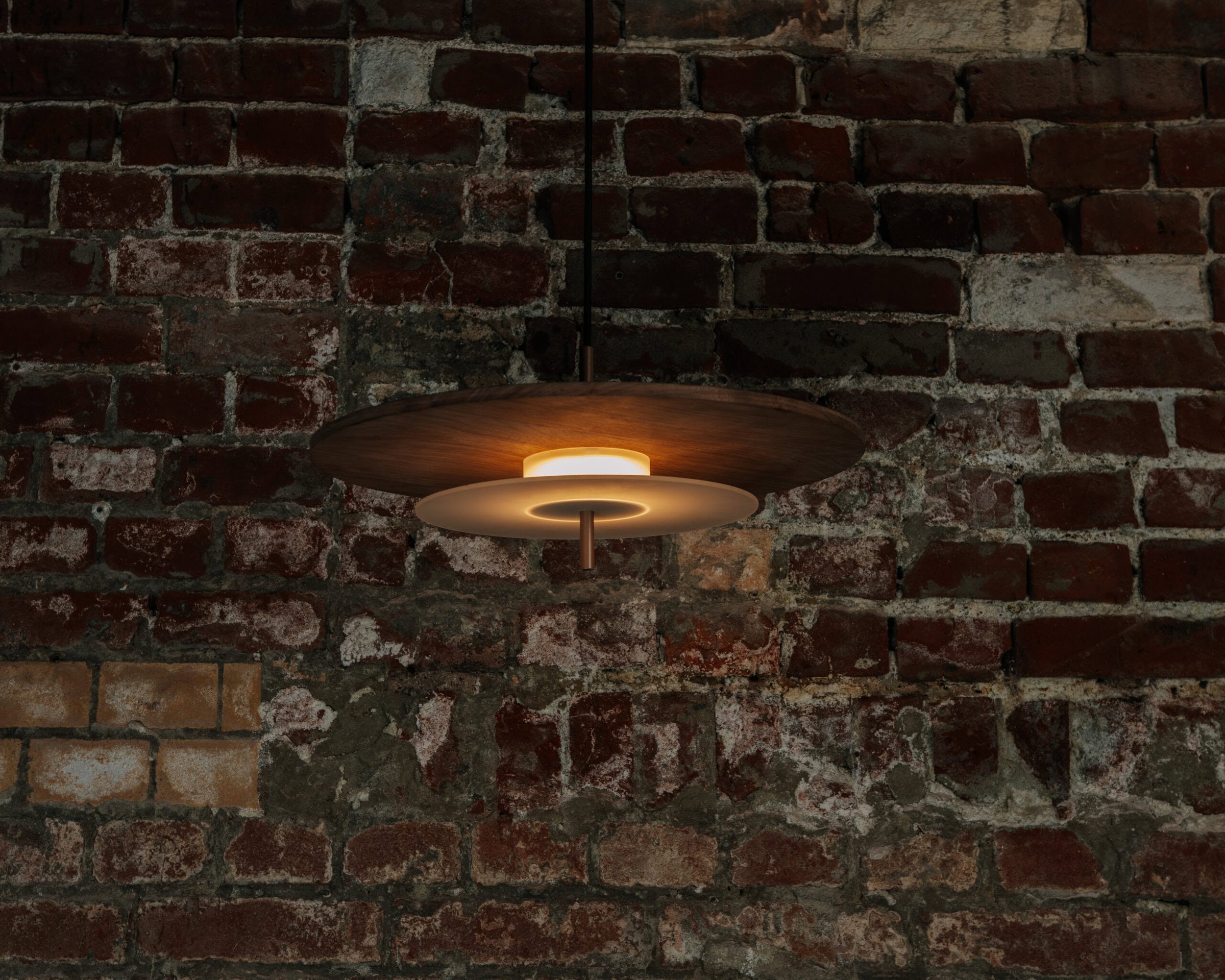 Závěsné svítidlo AEROPLAN WOOD lite ořechové dřevo