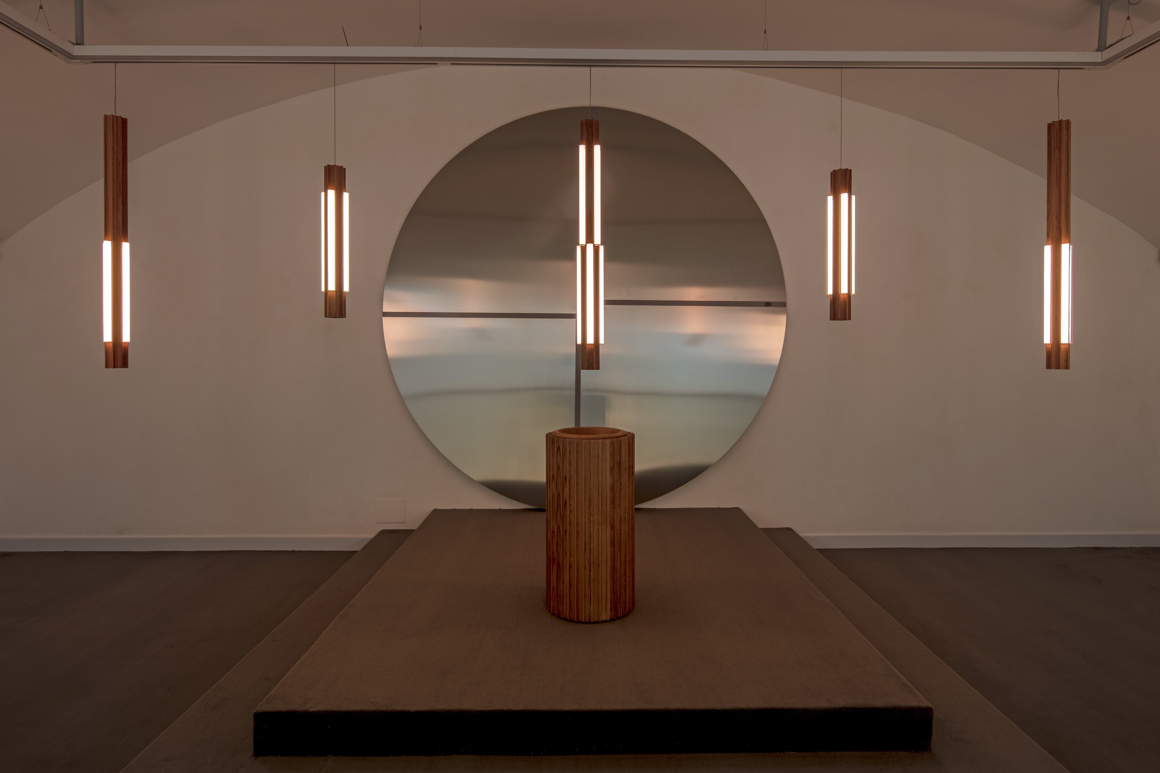 Lustrná lampa ALTAR z dubového dřeva s mosazným povrchem